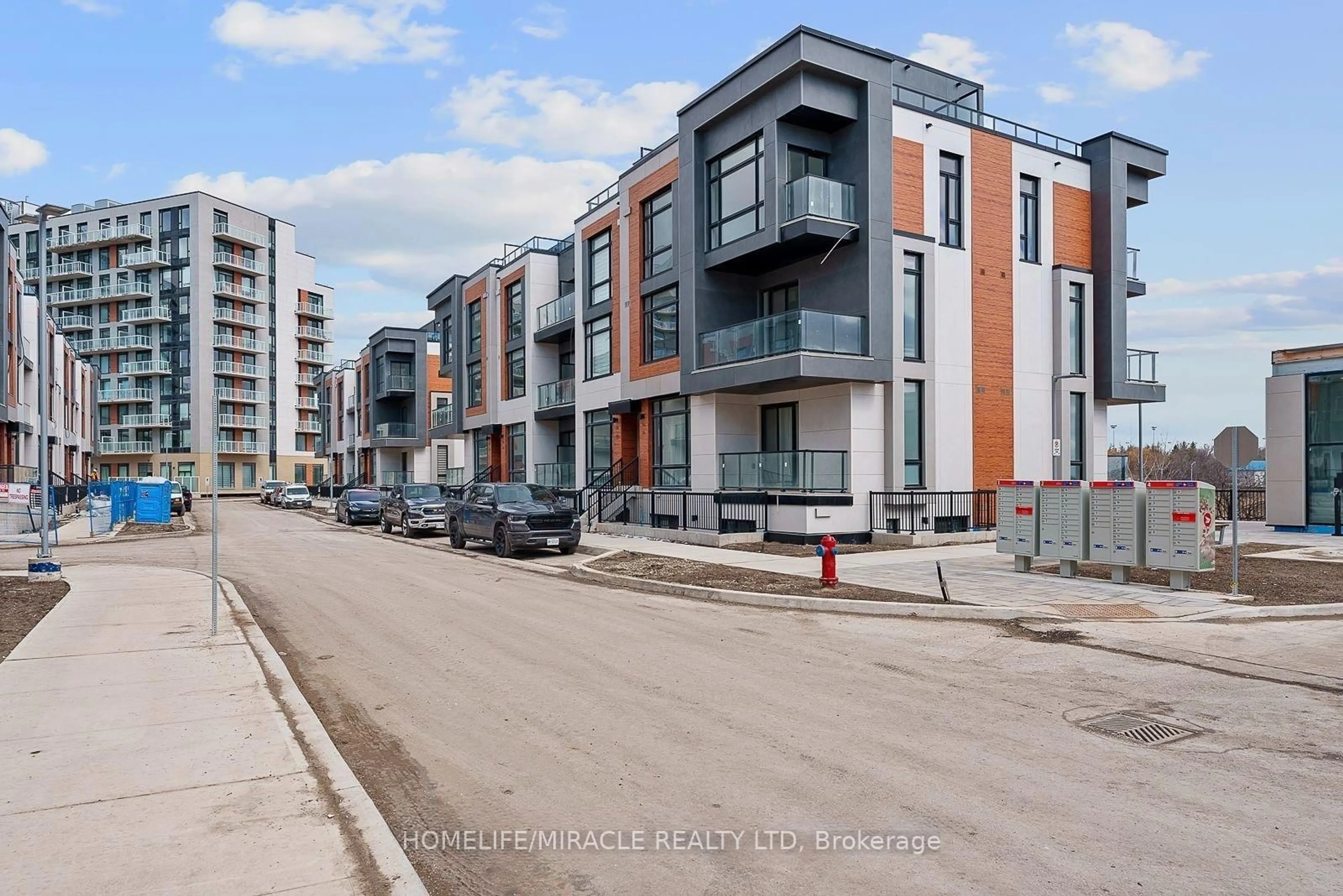 A pic from outside/outdoor area/front of a property/back of a property/a pic from drone, street for 5 Steckley House Lane #TH704, Richmond Hill Ontario L4S 0N2