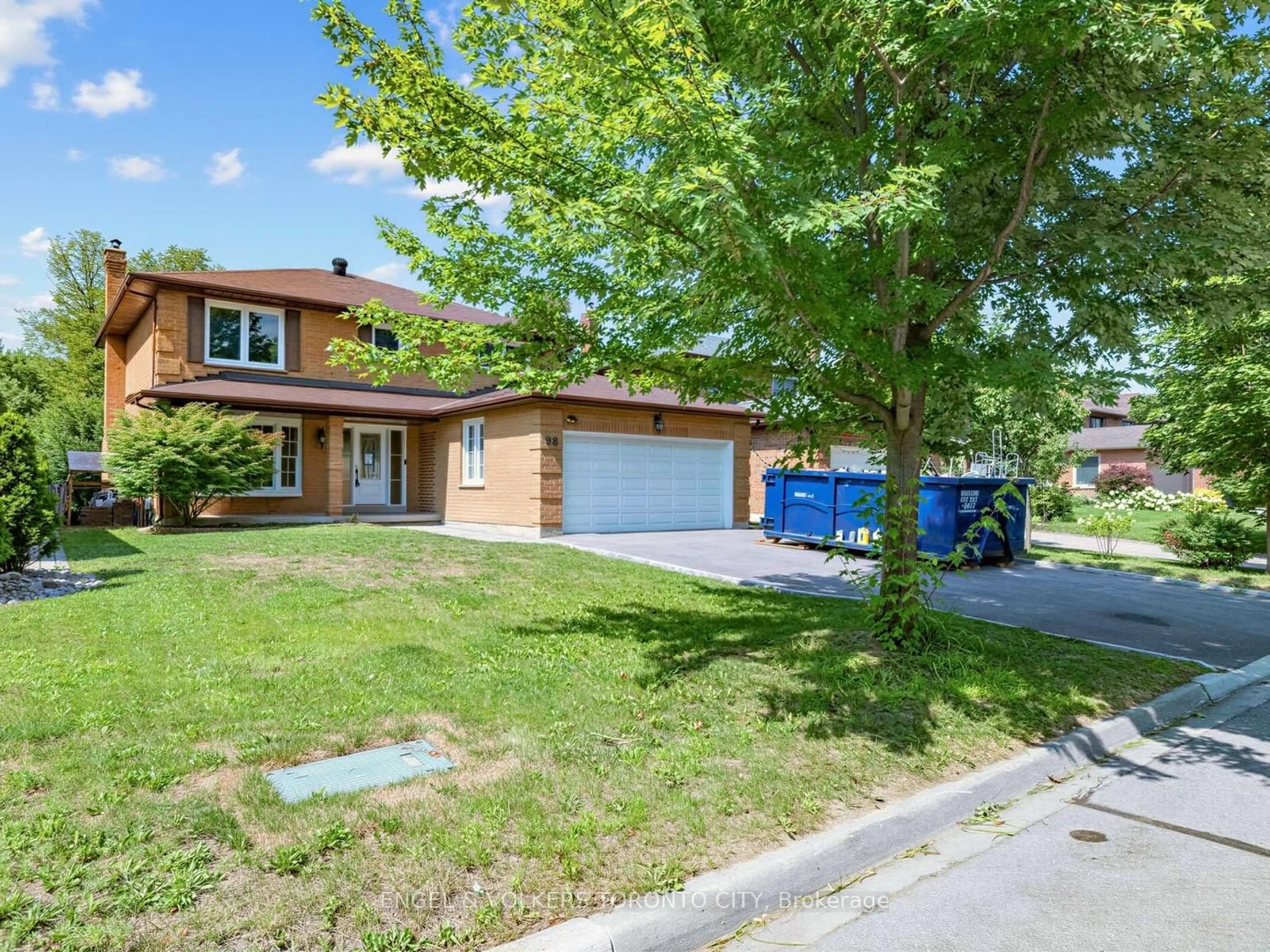 A pic from outside/outdoor area/front of a property/back of a property/a pic from drone, street for 98 Golf Links Dr, Aurora Ontario L4G 3V3