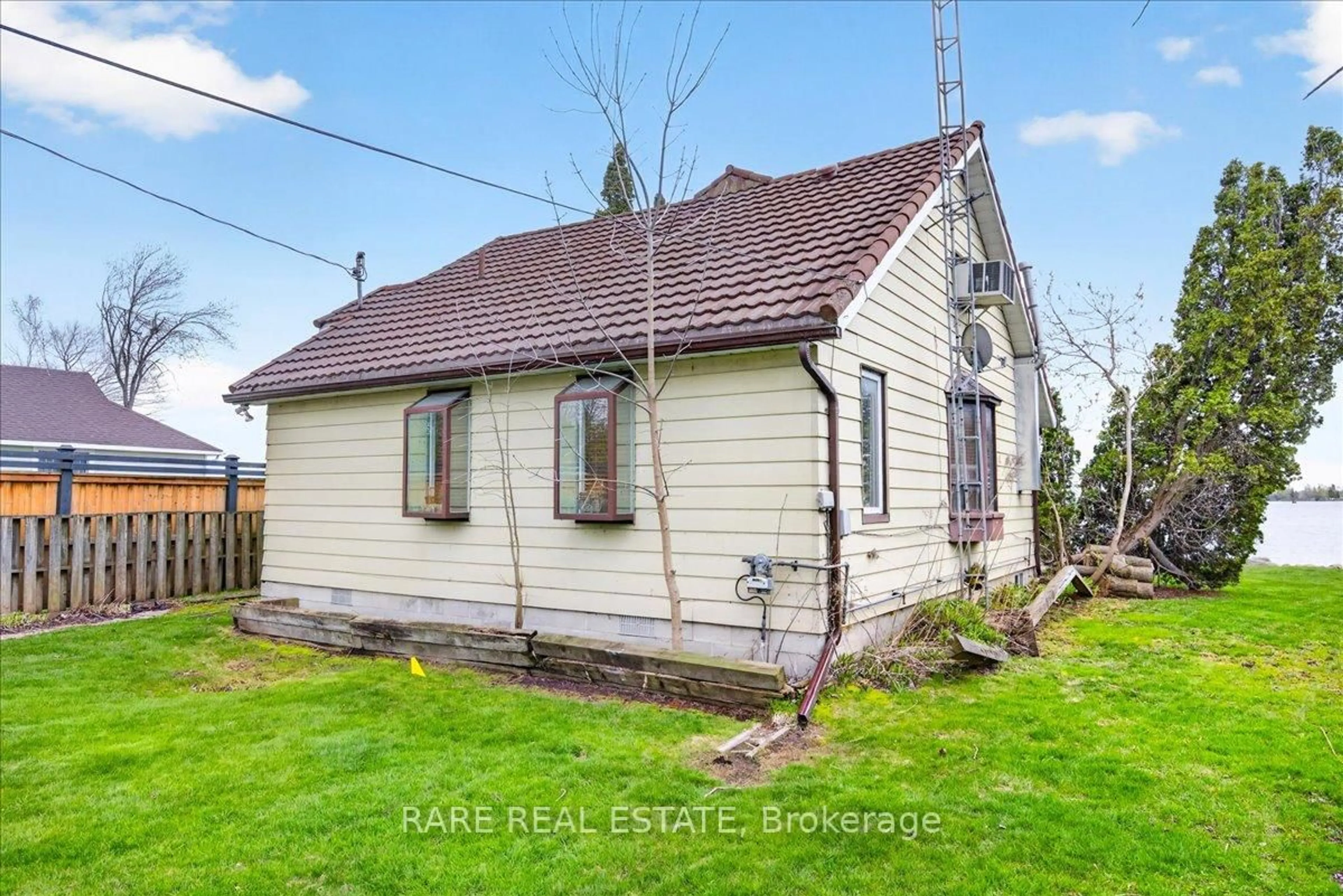 A pic from outside/outdoor area/front of a property/back of a property/a pic from drone, unknown for 2350 Bonsecour Ave, Innisfil Ontario L9S 3X3