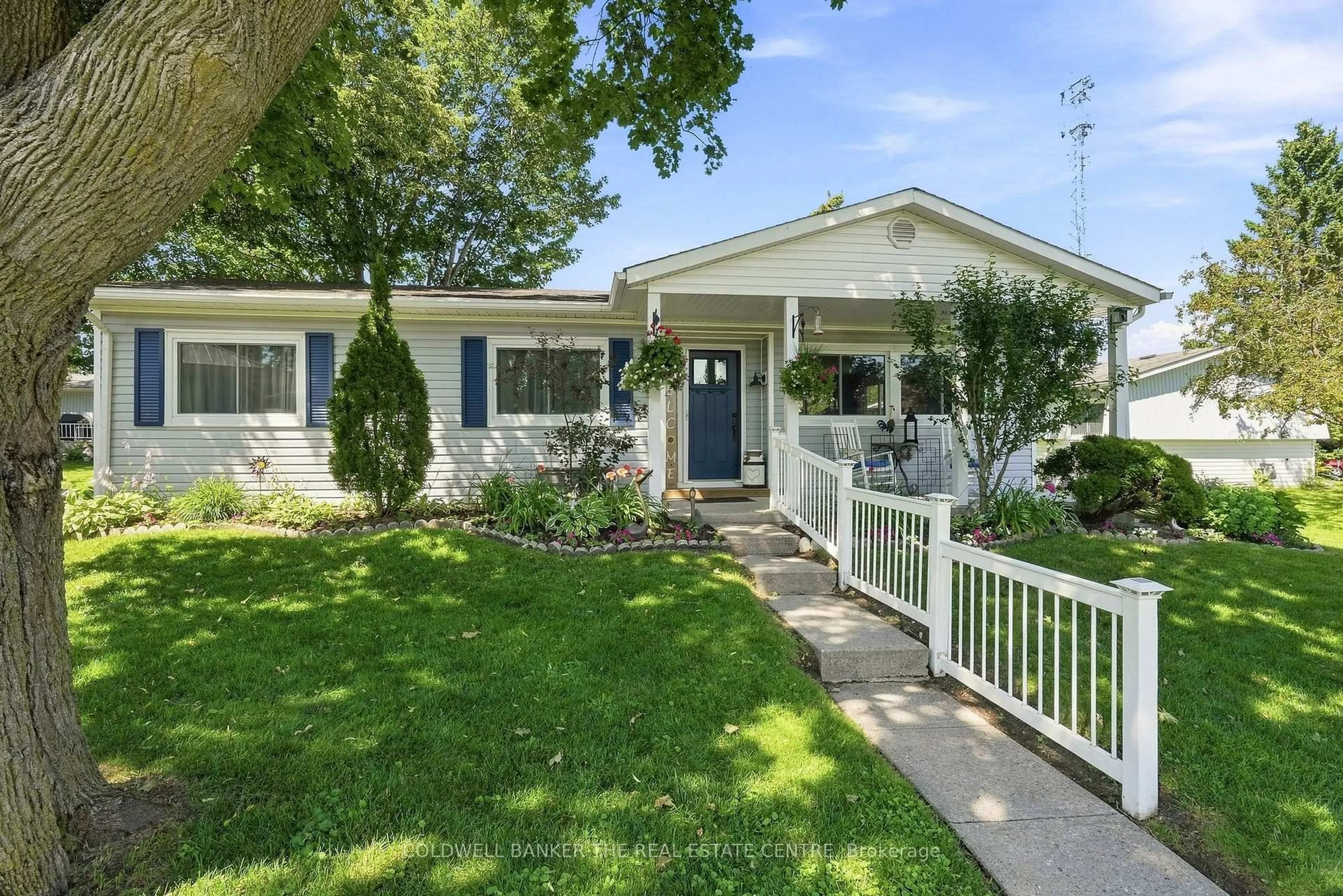 Home with vinyl exterior material, street for 22 Western Ave, Innisfil Ontario L9S 1M1