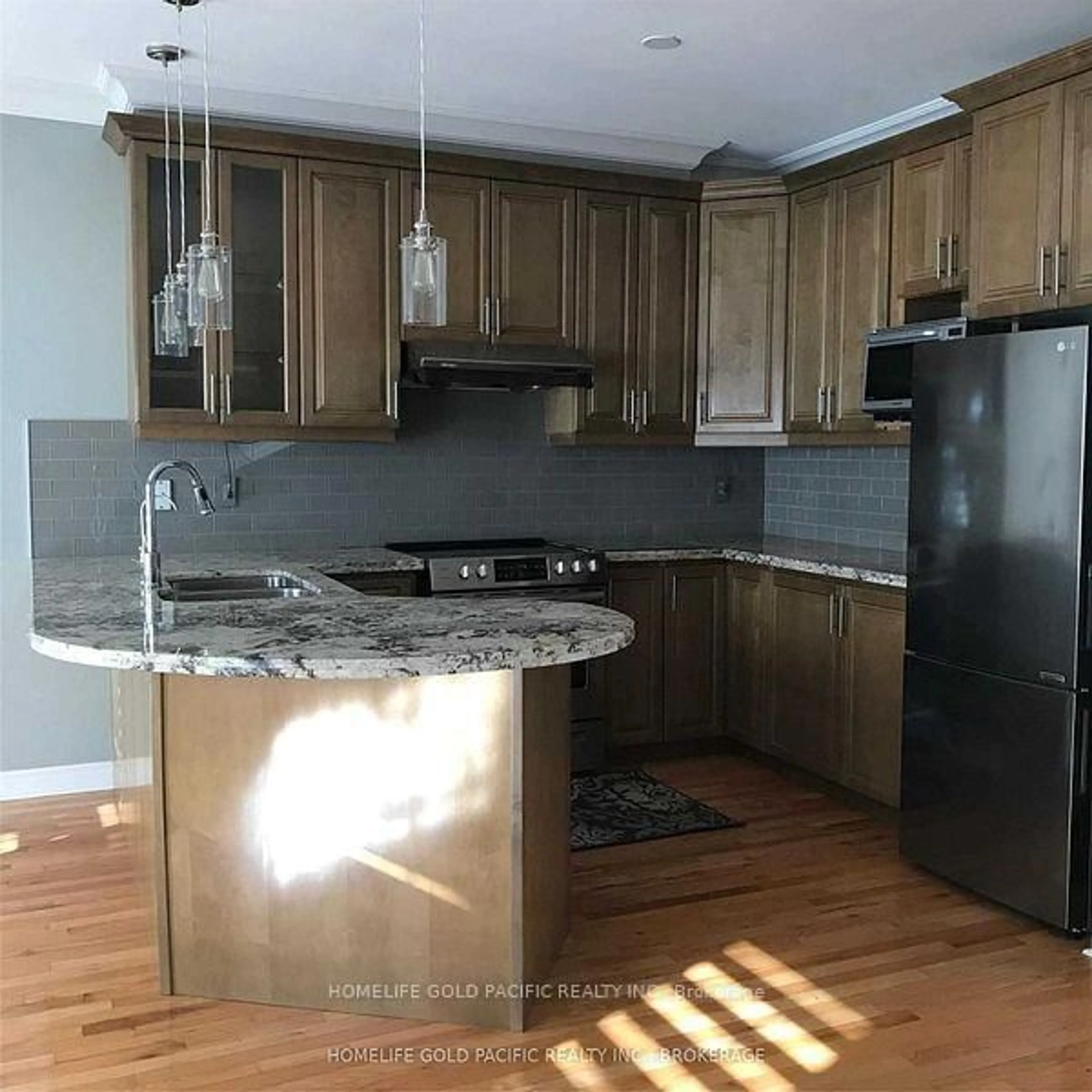 Open concept kitchen, wood/laminate floor for 32 Romance Dr, Richmond Hill Ontario L4S 2R7