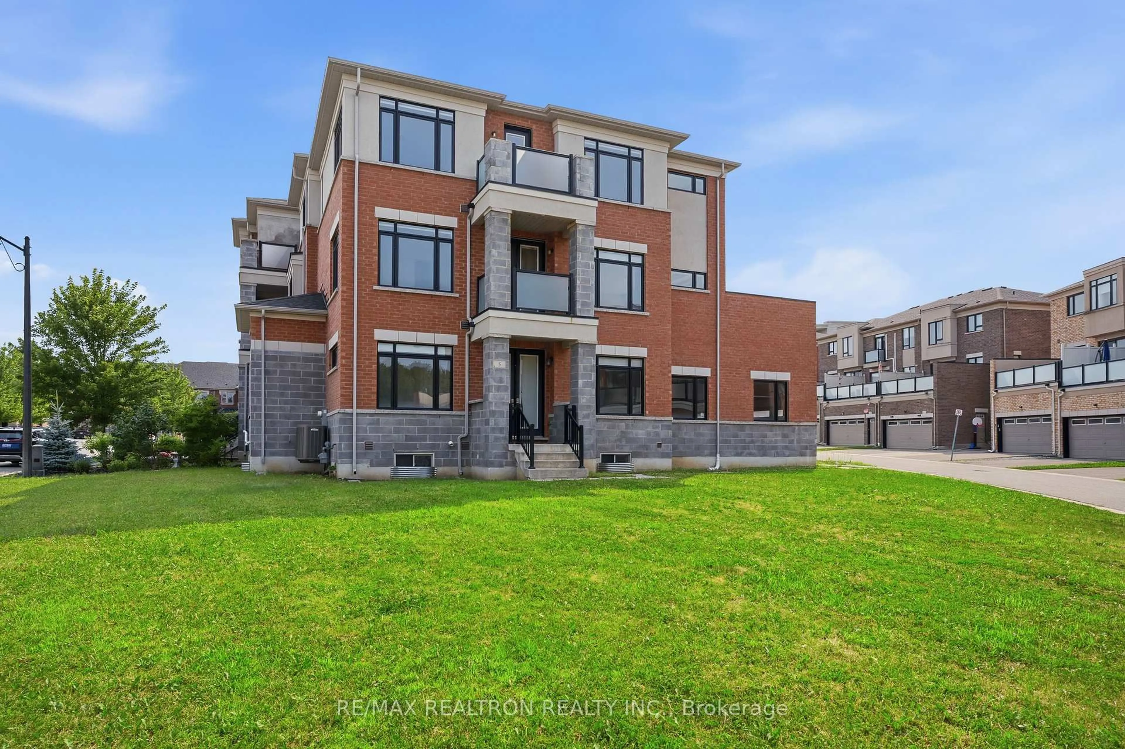 Home with brick exterior material, building for 5 Sparks St, Aurora Ontario L4G 0Z9
