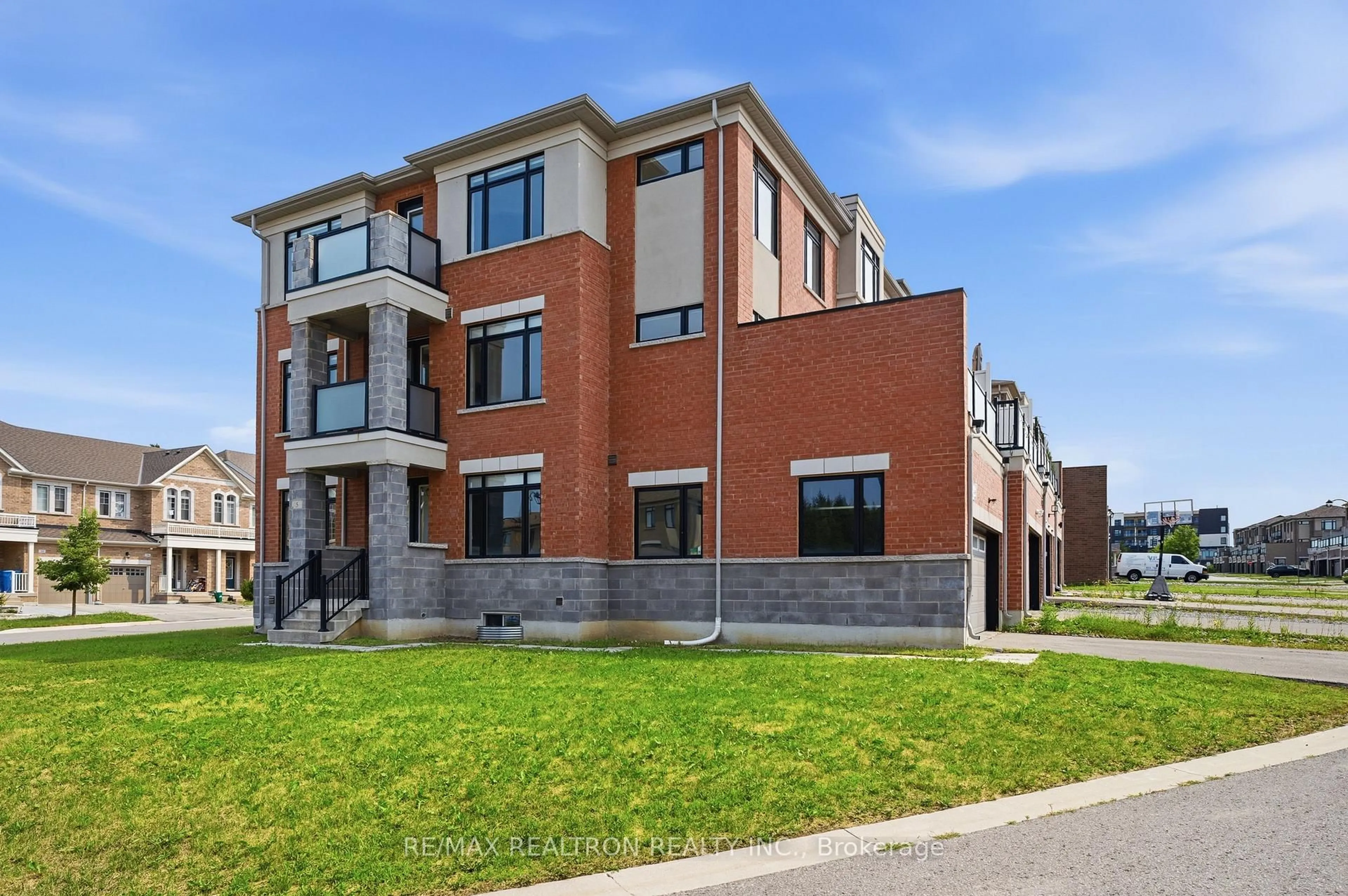 Home with brick exterior material, building for 5 Sparks St, Aurora Ontario L4G 0Z9