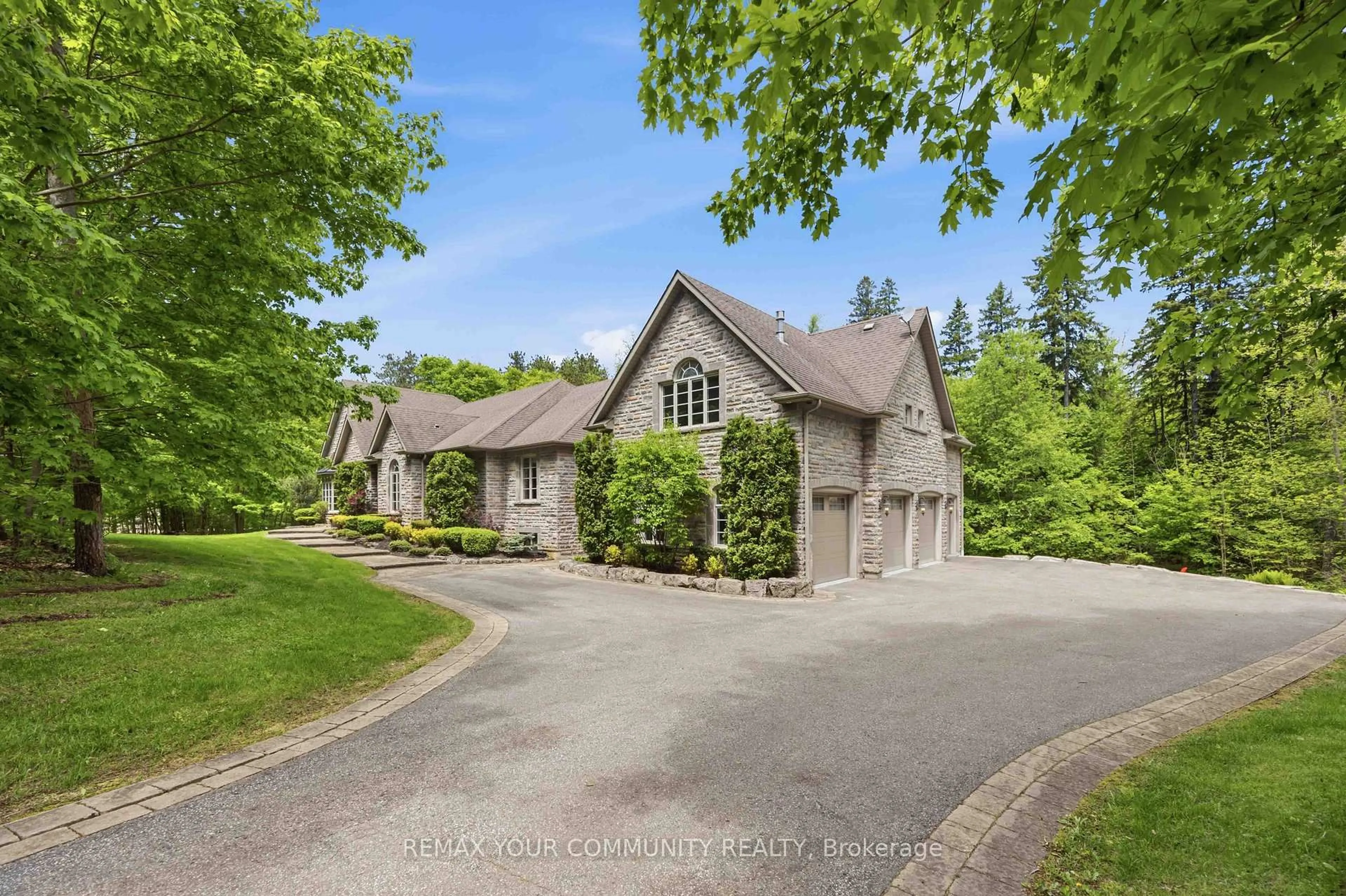 A pic from outside/outdoor area/front of a property/back of a property/a pic from drone, street for 46 Lake Woods Dr, Whitchurch-Stouffville Ontario L4A 1P1