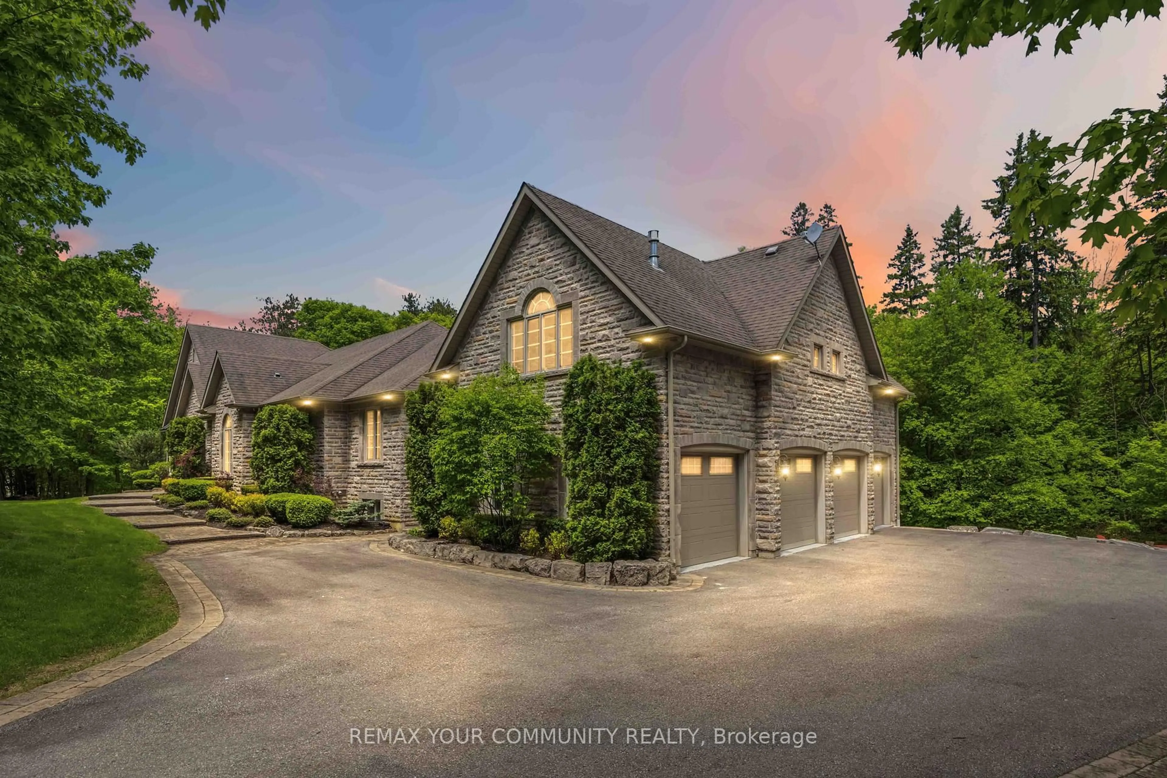 A pic from outside/outdoor area/front of a property/back of a property/a pic from drone, street for 46 Lake Woods Dr, Whitchurch-Stouffville Ontario L4A 1P1