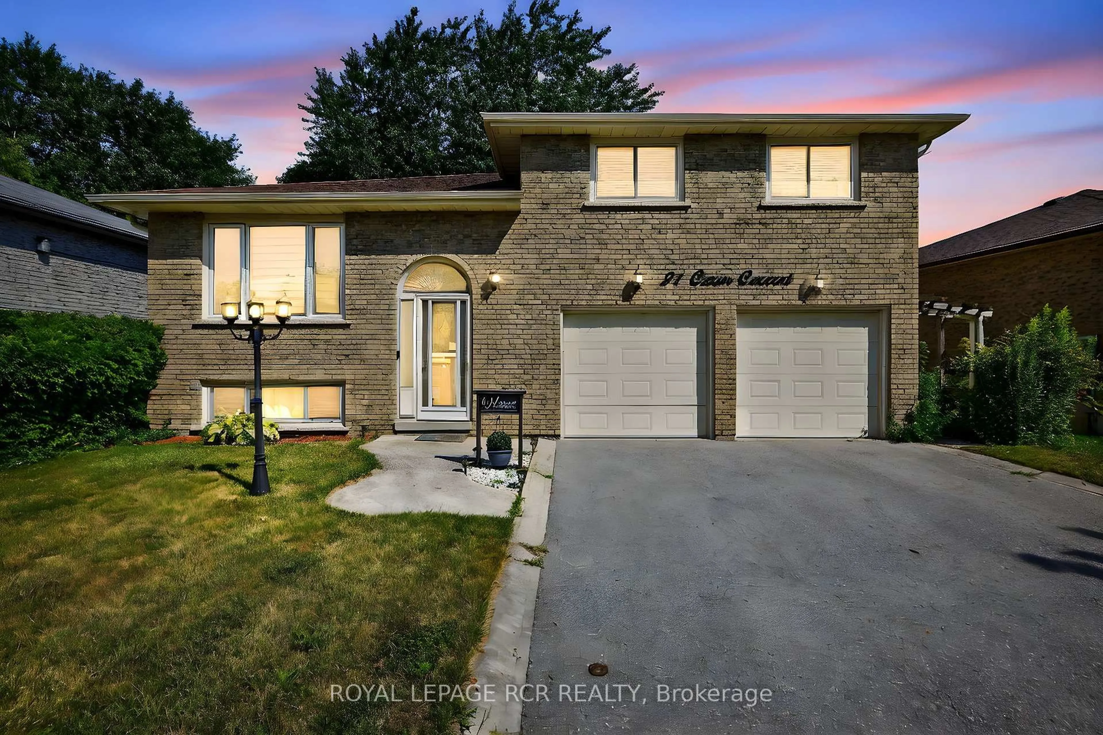 Home with brick exterior material, street for 21 Crown Cres, Bradford West Gwillimbury Ontario L3Z 2M7
