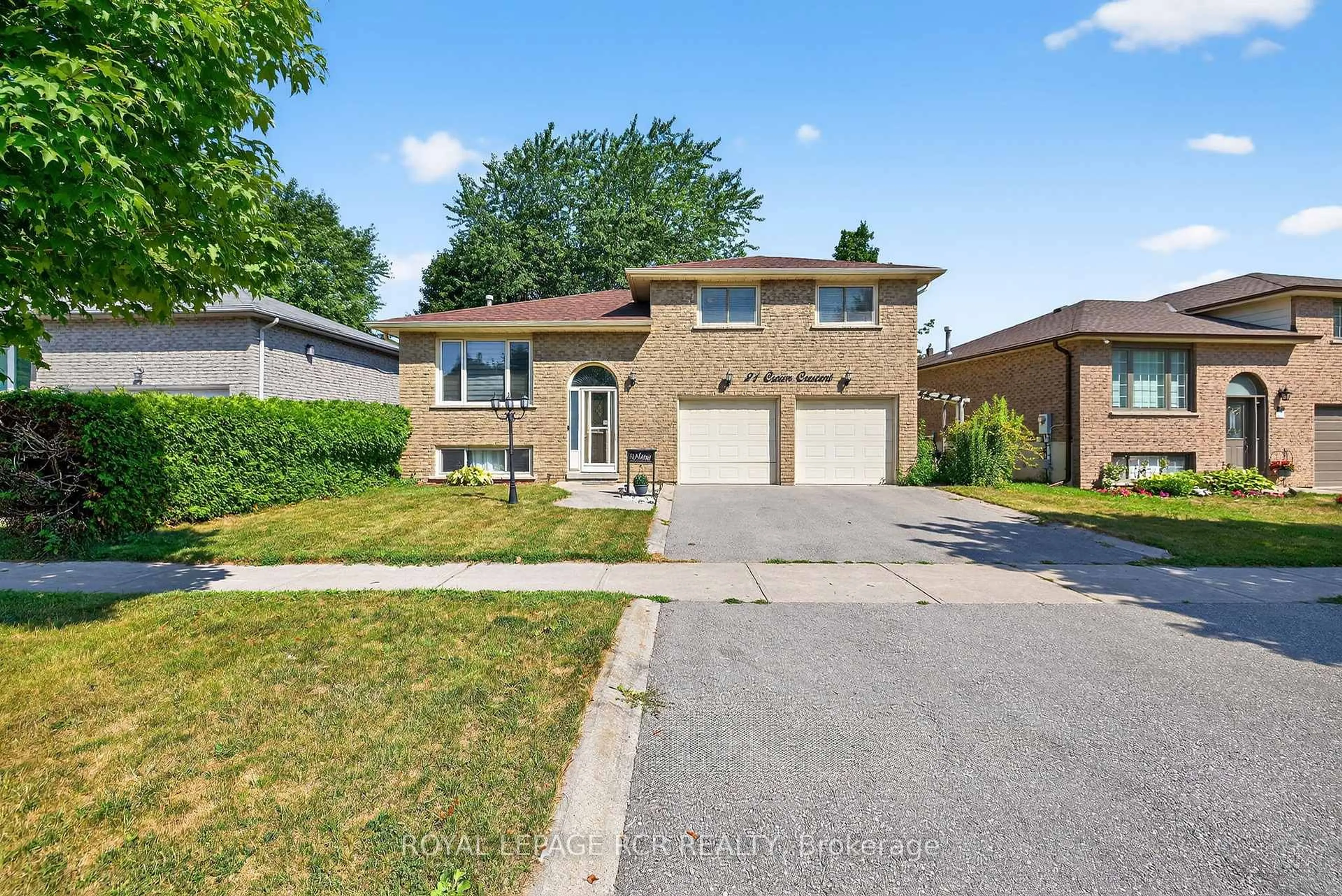 Home with brick exterior material, street for 21 Crown Cres, Bradford West Gwillimbury Ontario L3Z 2M7