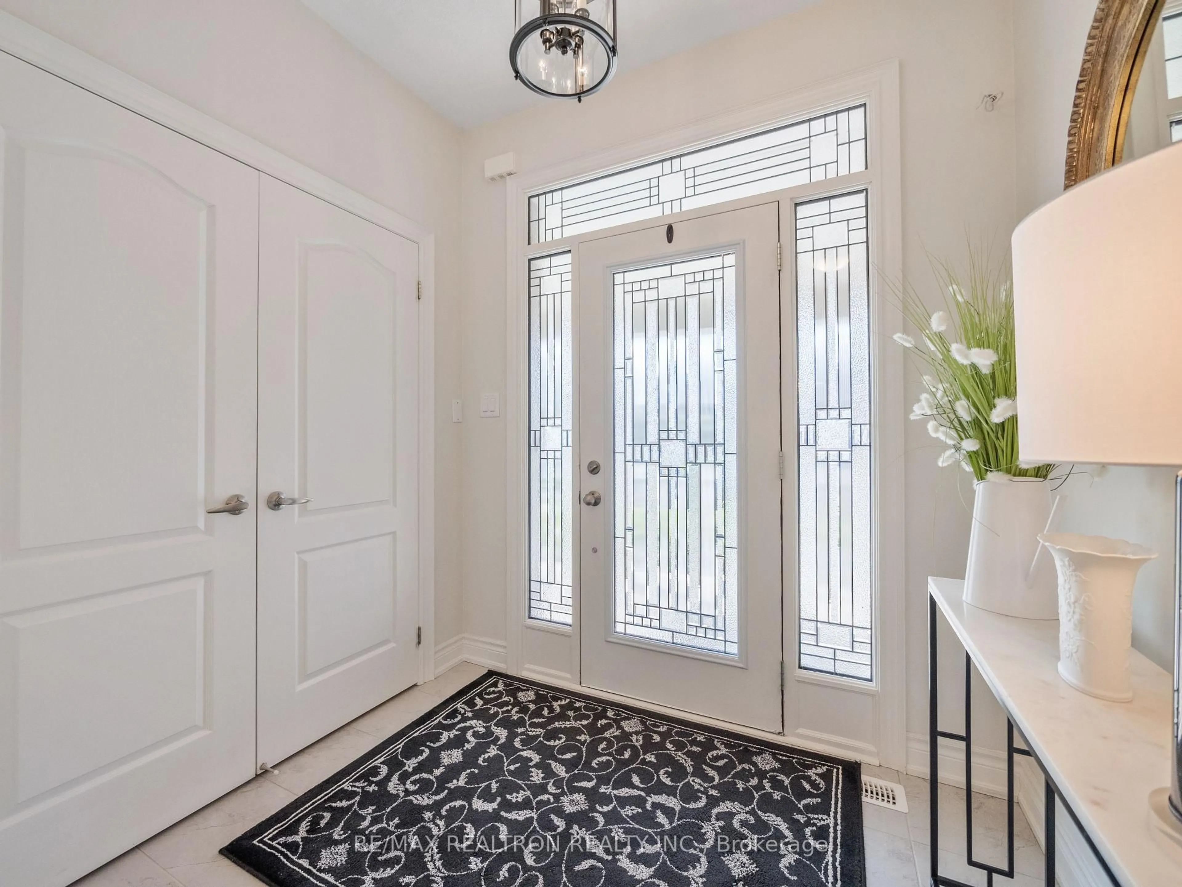 Indoor entryway for 58 Sharonview Cres, East Gwillimbury Ontario L9N 0S5