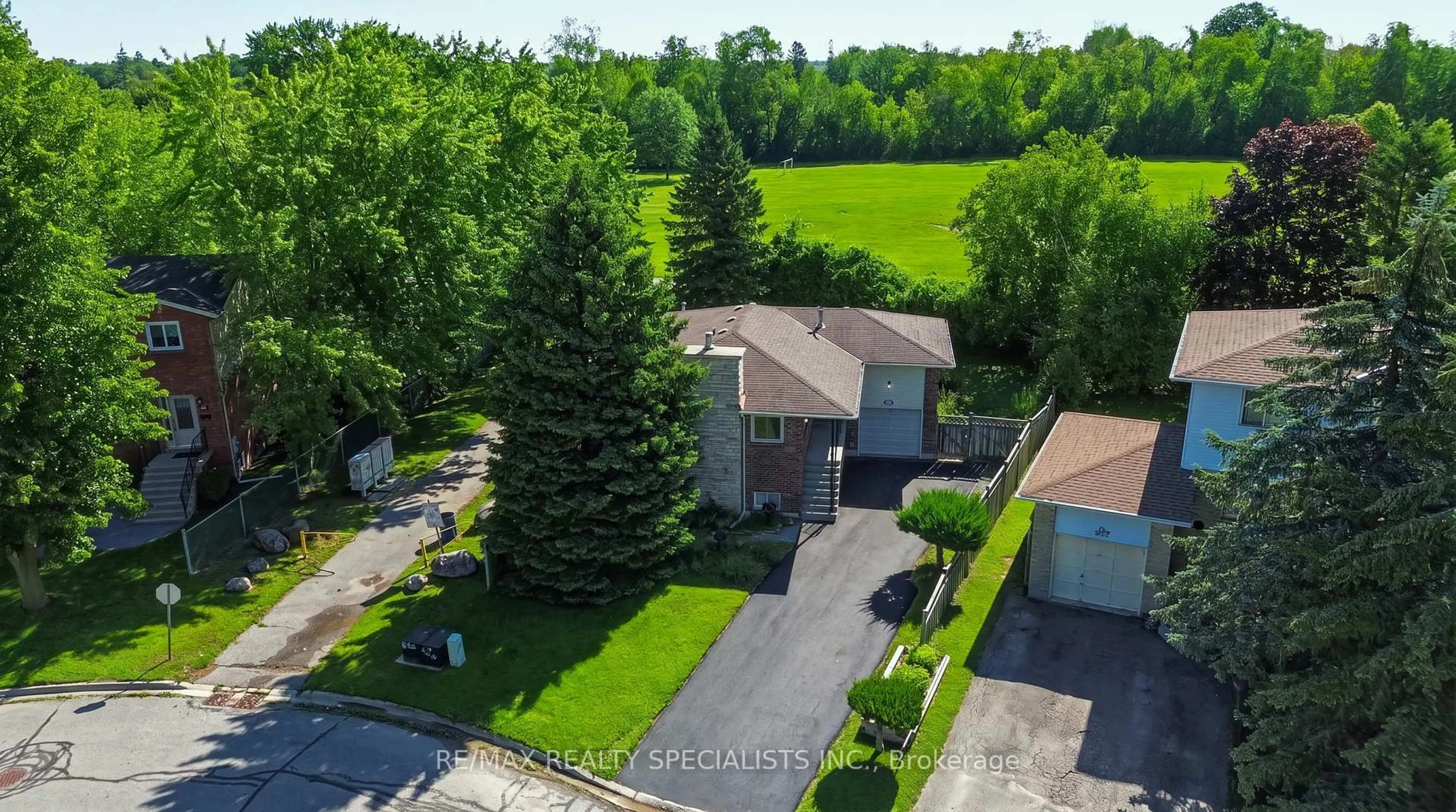 A pic from outside/outdoor area/front of a property/back of a property/a pic from drone, street for 29 Campion Crt, Georgina Ontario L4P 3N1