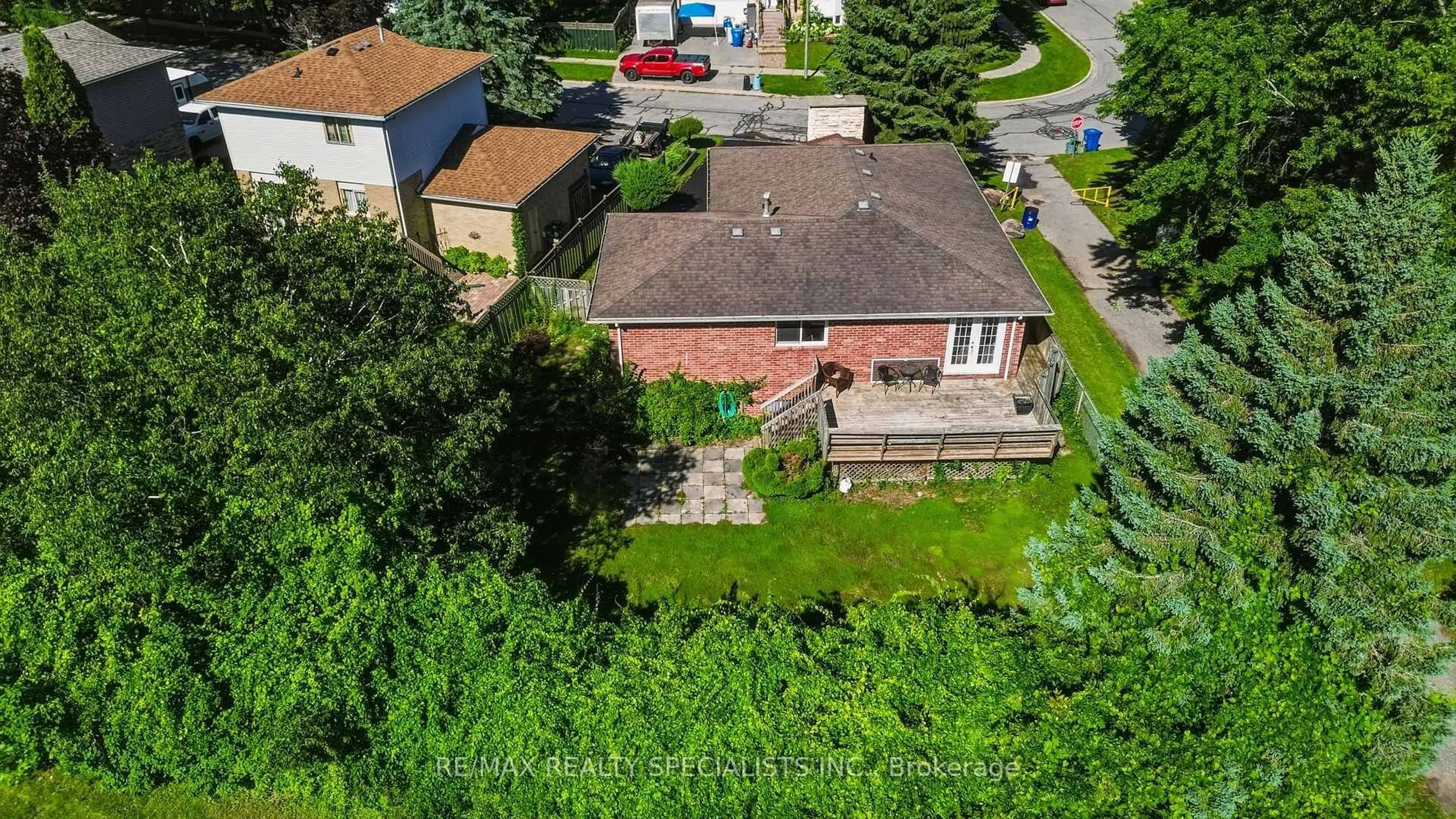 A pic from outside/outdoor area/front of a property/back of a property/a pic from drone, street for 29 Campion Crt, Georgina Ontario L4P 3N1