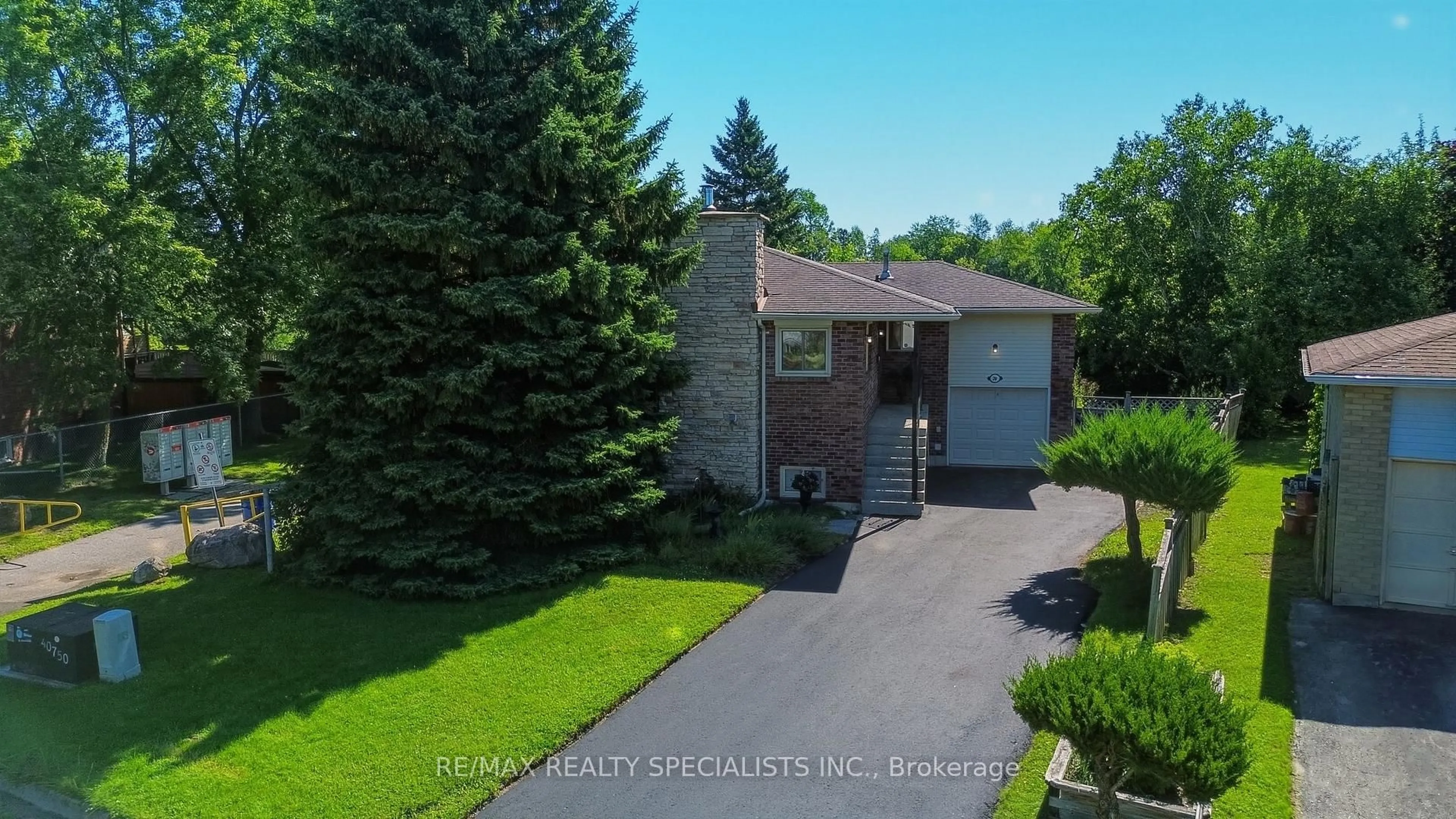 A pic from outside/outdoor area/front of a property/back of a property/a pic from drone, street for 29 Campion Crt, Georgina Ontario L4P 3N1