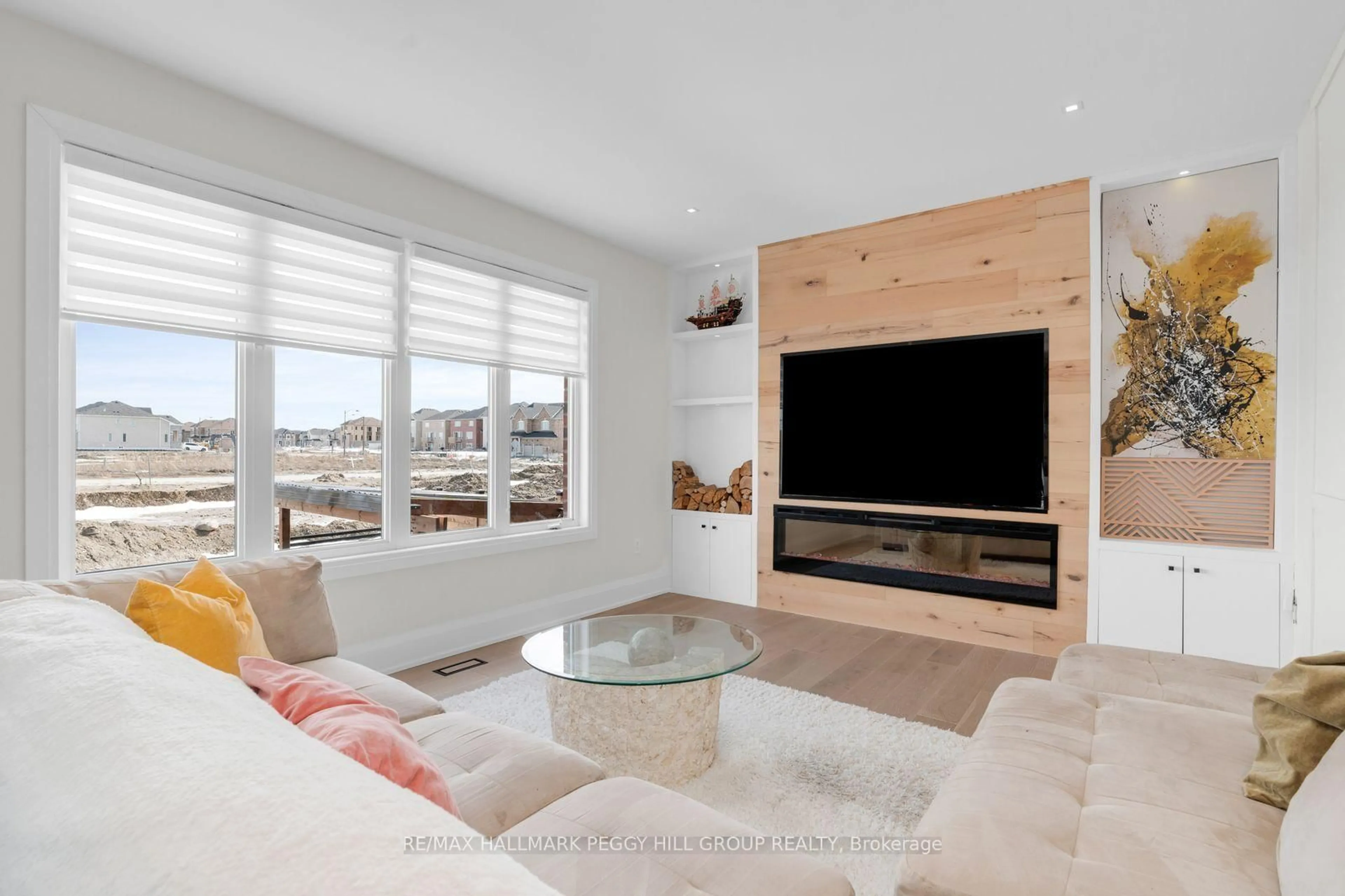 Living room with furniture, unknown for 61 Strathgreen Lane, Georgina Ontario L4P 0J3