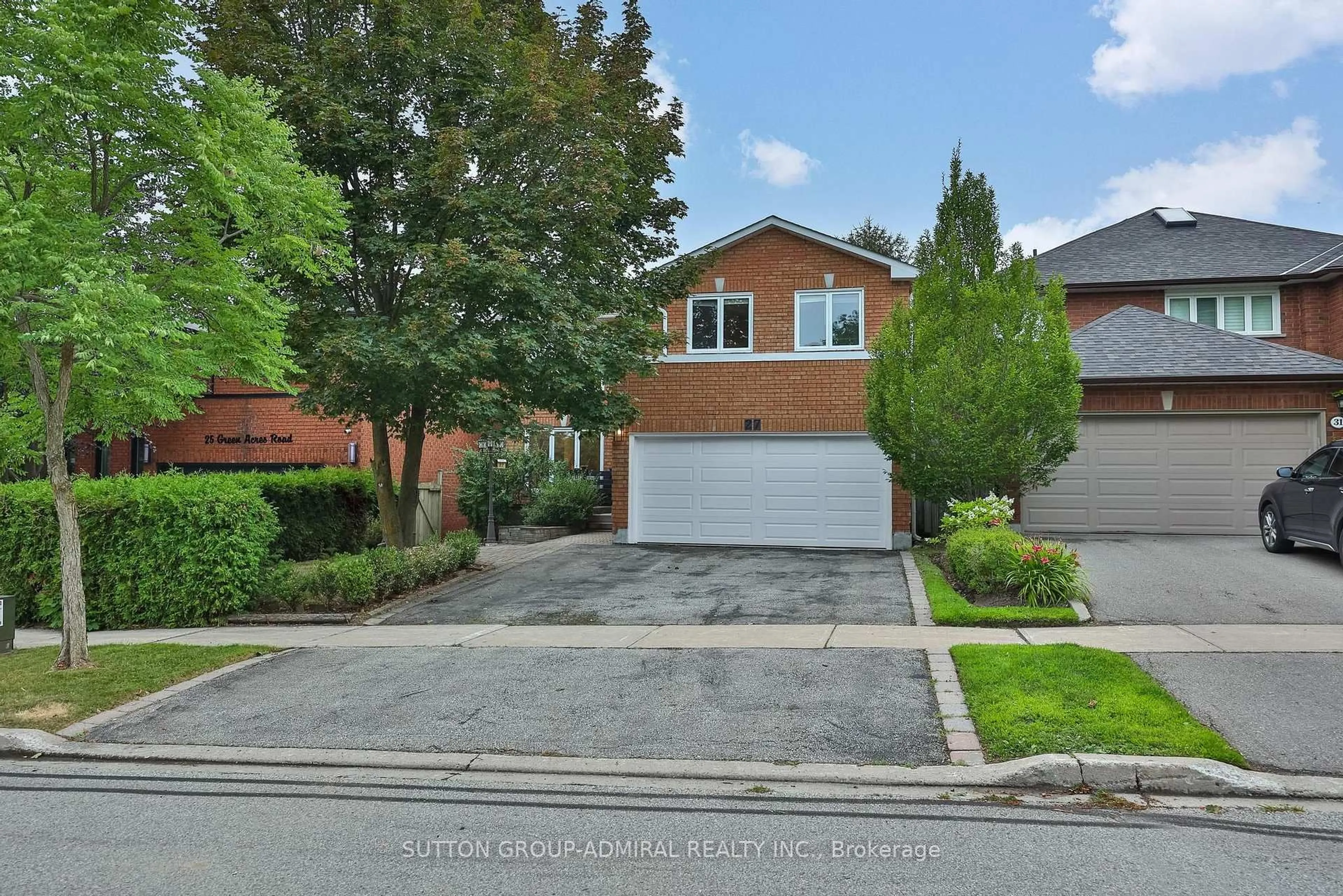 A pic from outside/outdoor area/front of a property/back of a property/a pic from drone, street for 27 Green Acres Rd, Vaughan Ontario L4J 4S2