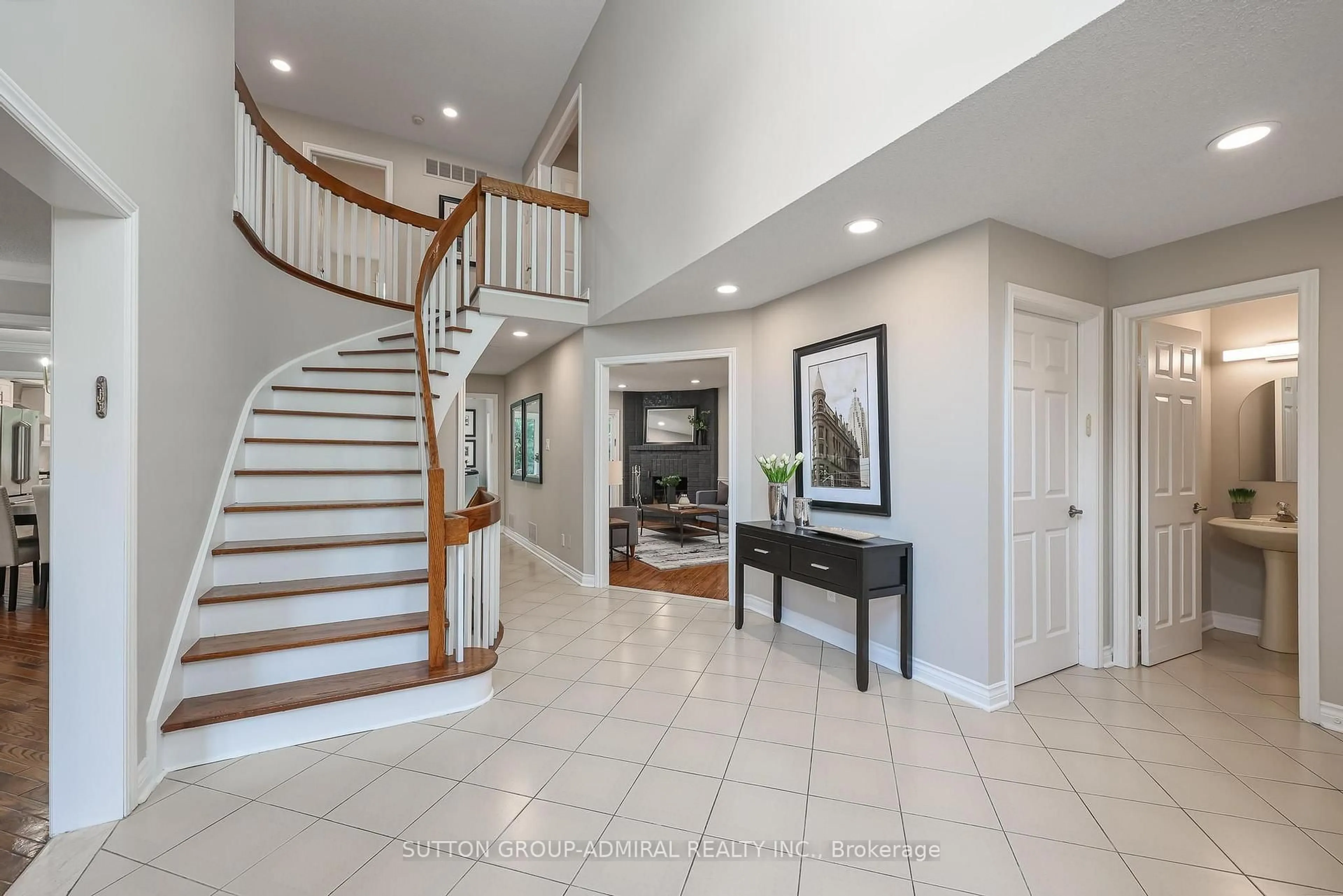 Indoor entryway for 27 Green Acres Rd, Vaughan Ontario L4J 4S2