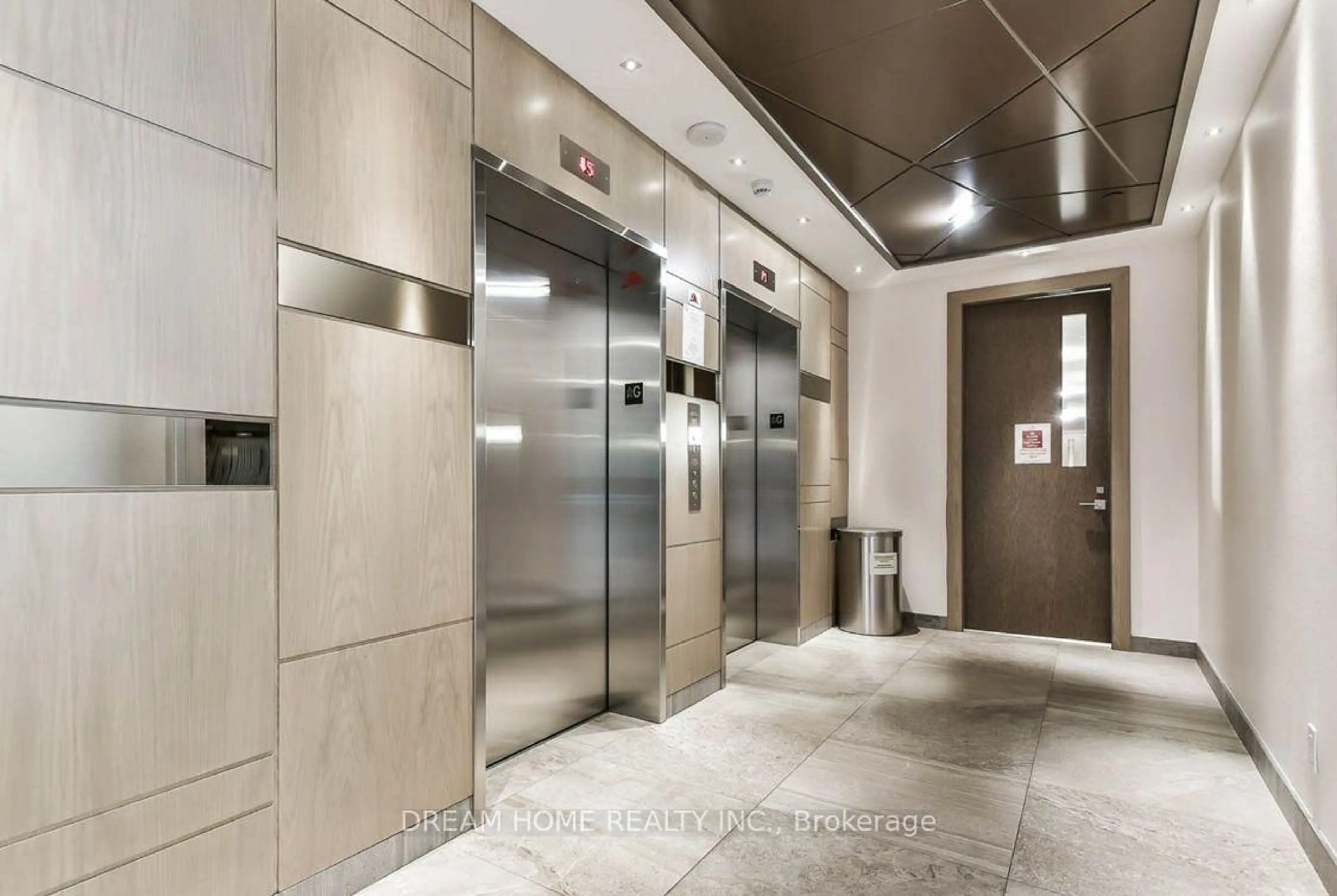 Indoor foyer for 28 uptown Dr #PH03, Markham Ontario L3R 5M5