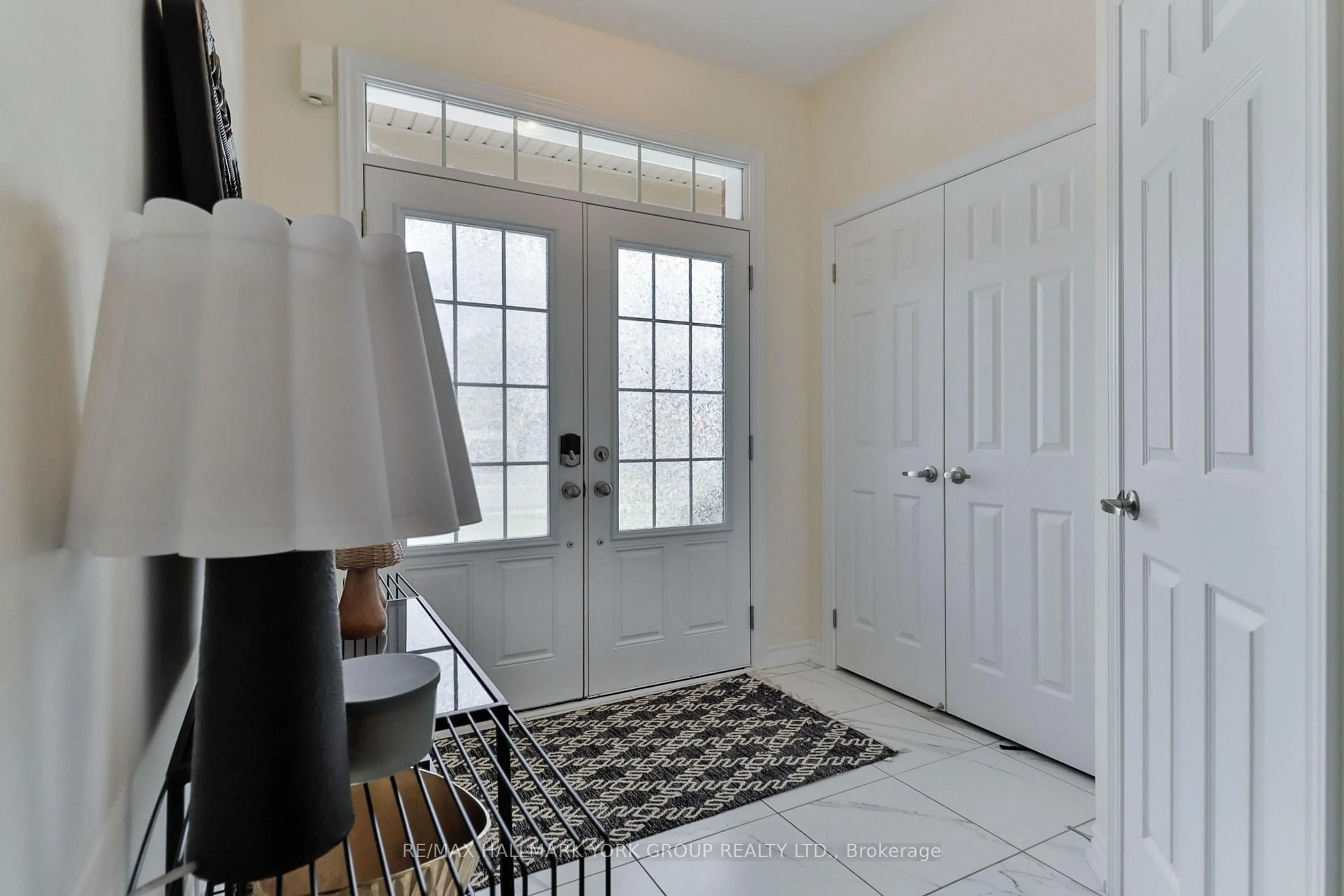 Indoor entryway for 434 Ritas Ave, Newmarket Ontario L3X 2N1