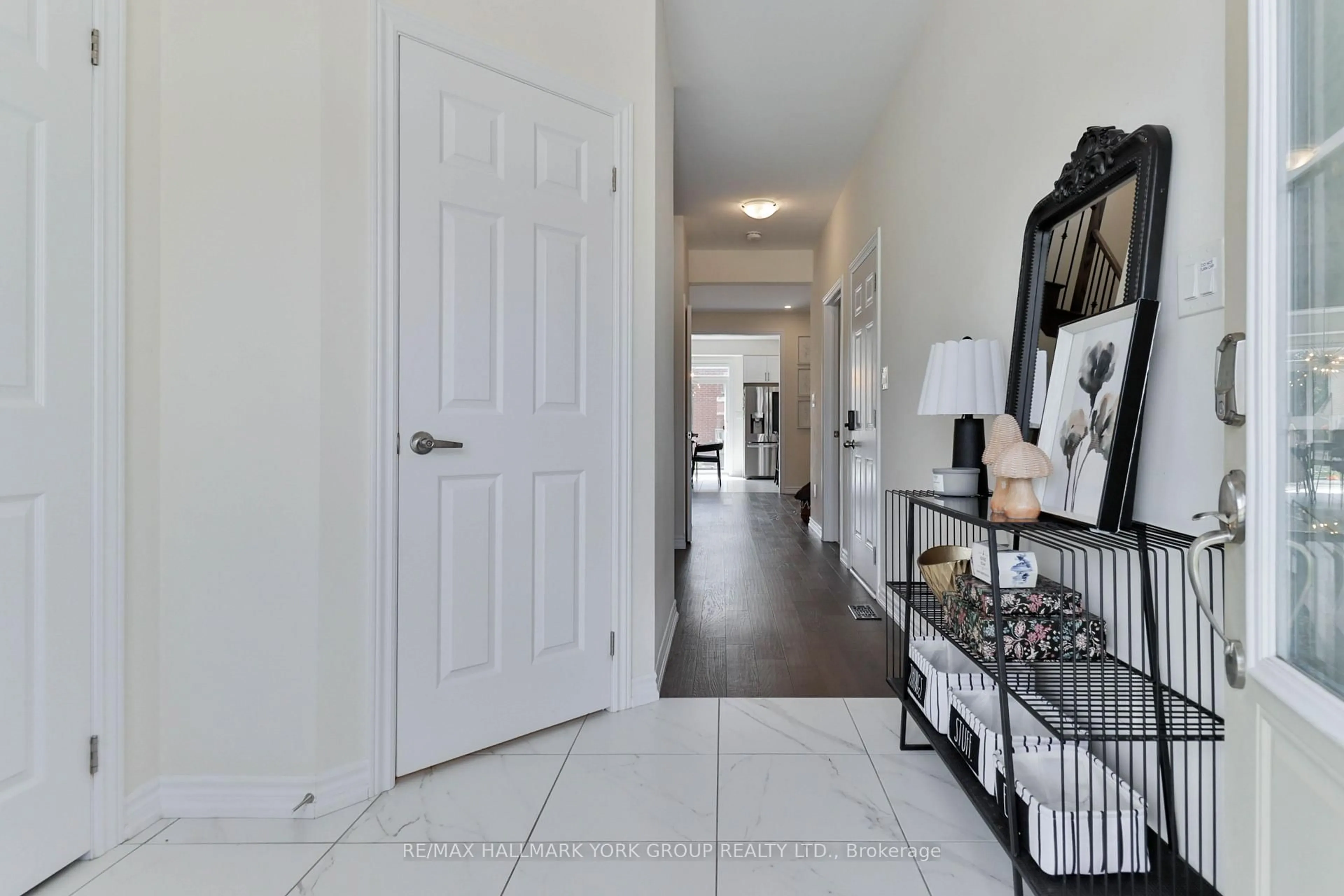 Indoor entryway for 434 Ritas Ave, Newmarket Ontario L3X 2N1