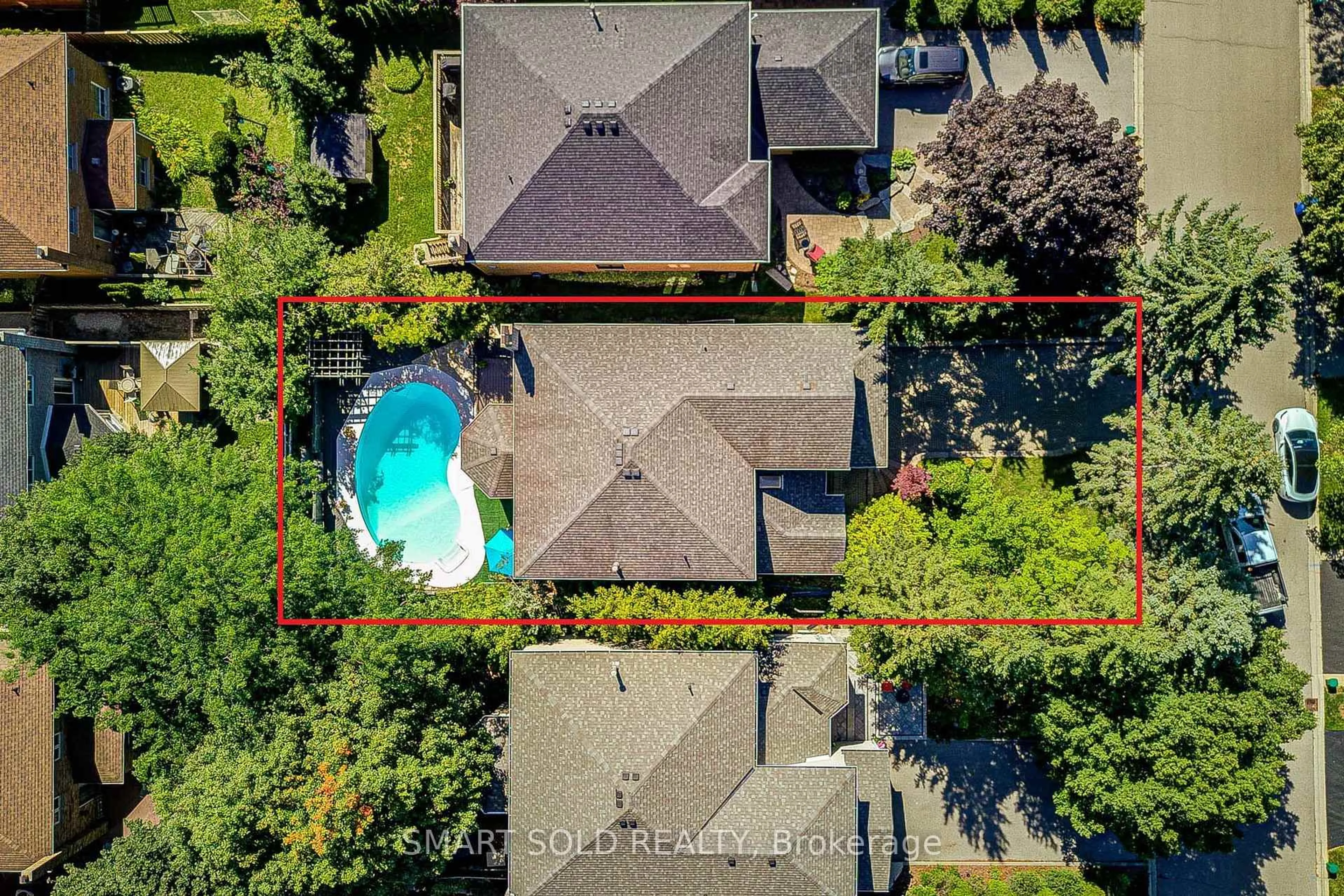 A pic from outside/outdoor area/front of a property/back of a property/a pic from drone, street for 350 Kirby Cres, Newmarket Ontario L3X 1G7