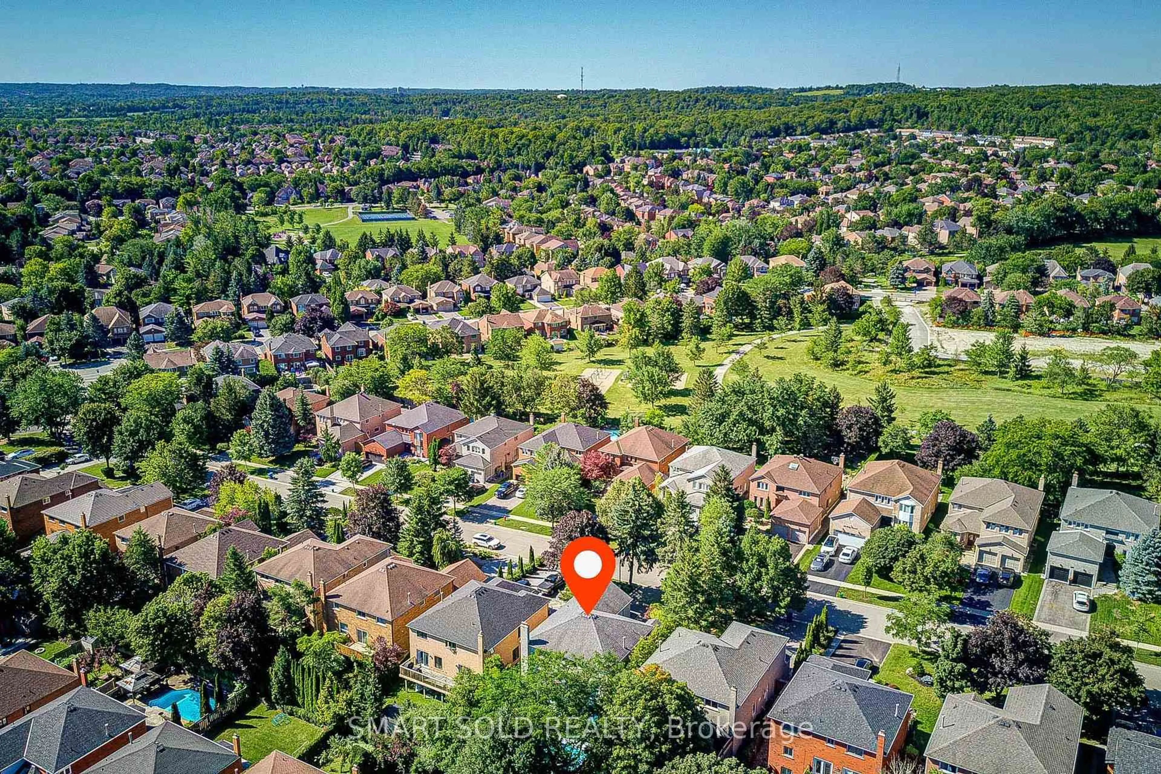 A pic from outside/outdoor area/front of a property/back of a property/a pic from drone, street for 350 Kirby Cres, Newmarket Ontario L3X 1G7