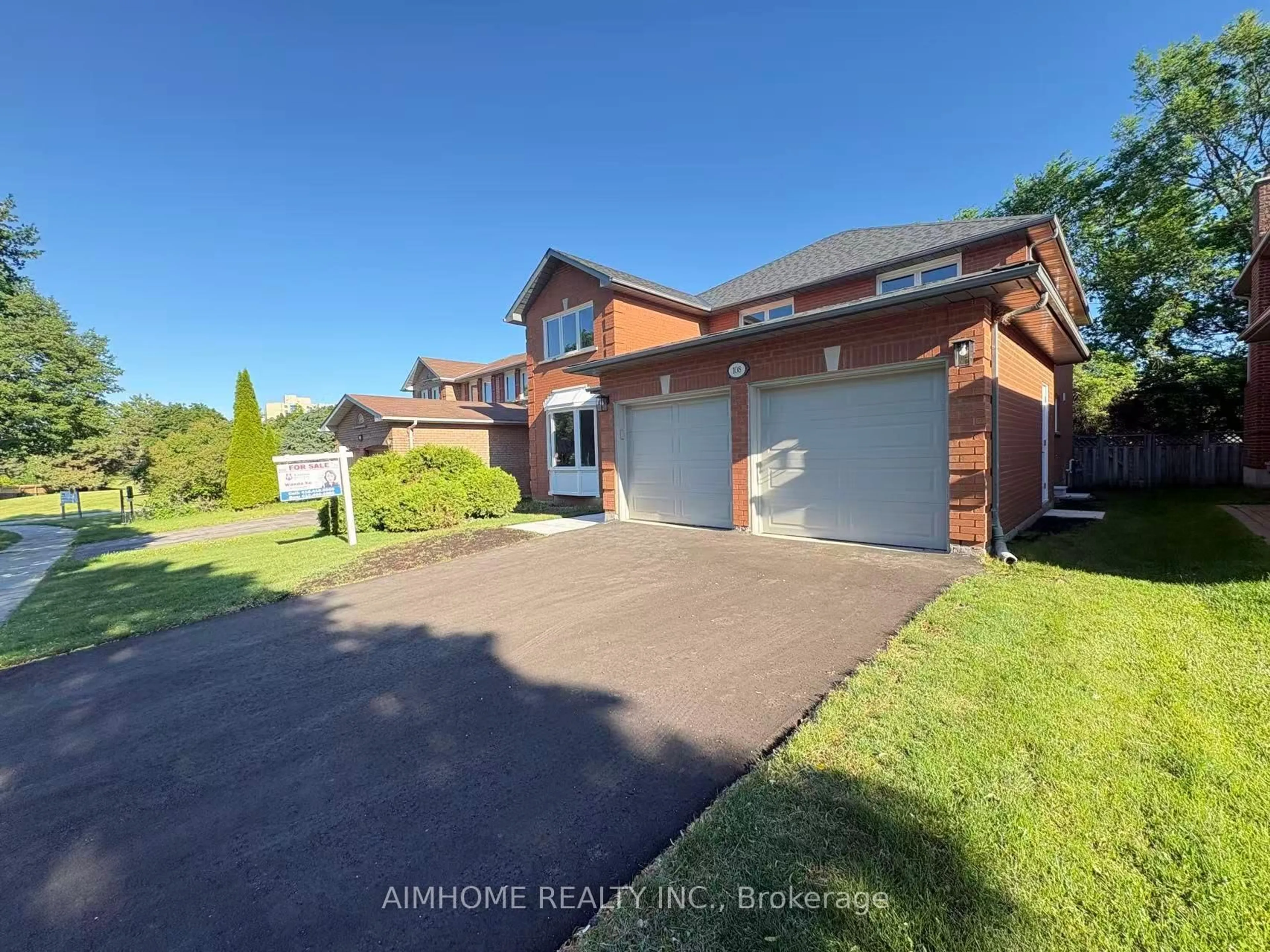A pic from outside/outdoor area/front of a property/back of a property/a pic from drone, street for 108 Berwick Cres, Richmond Hill Ontario L4C 0B7