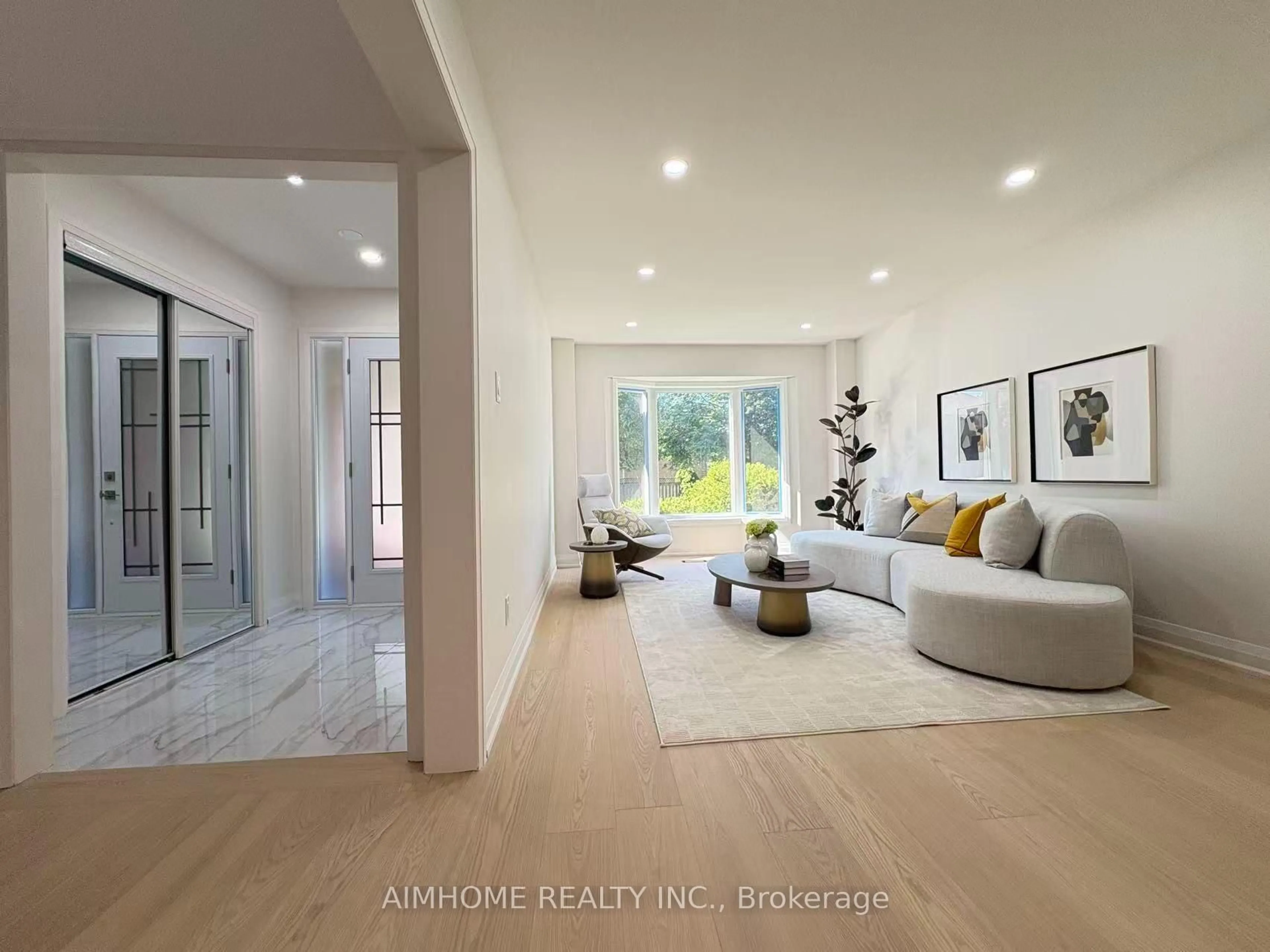 Indoor entryway for 108 Berwick Cres, Richmond Hill Ontario L4C 0B7