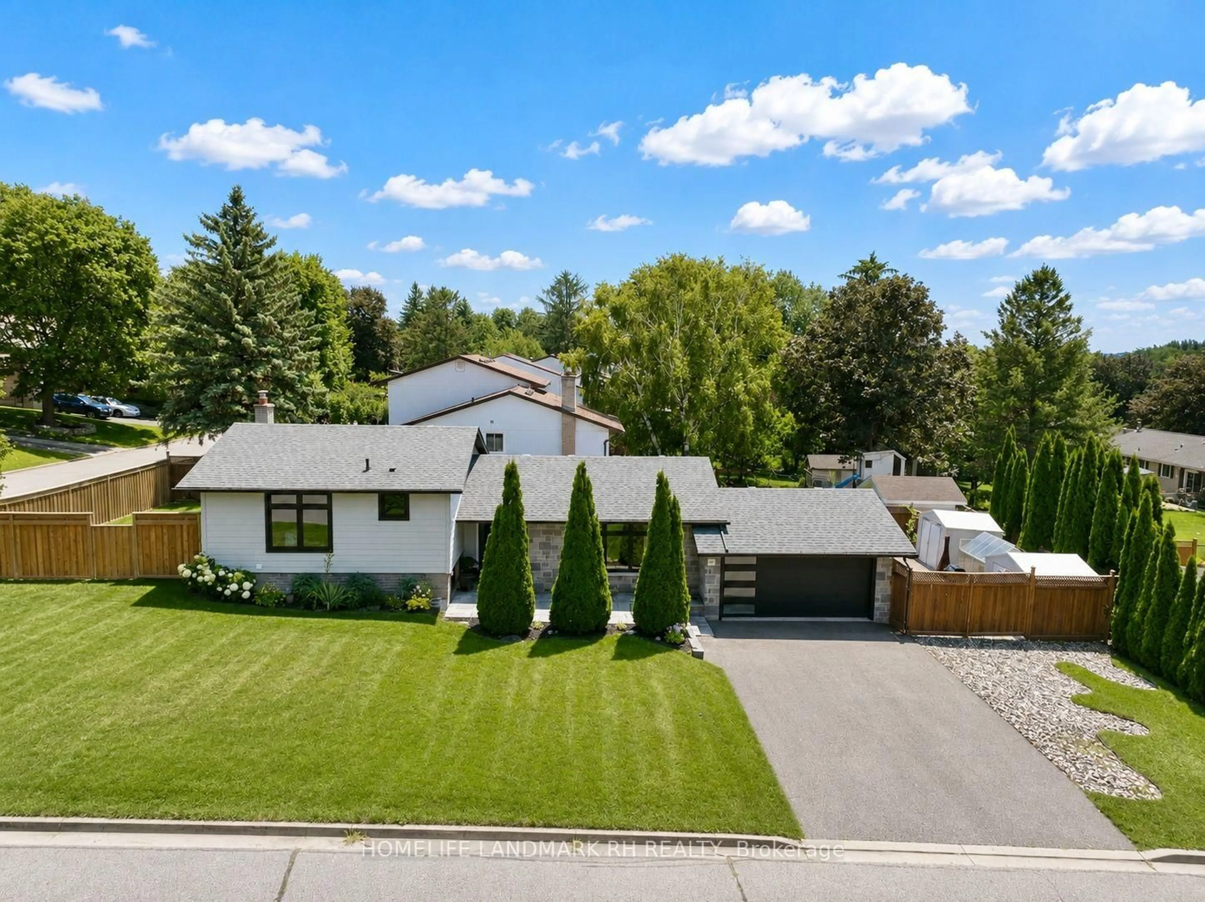 A pic from outside/outdoor area/front of a property/back of a property/a pic from drone, street for 824 Grace St, Newmarket Ontario L3Y 2L7