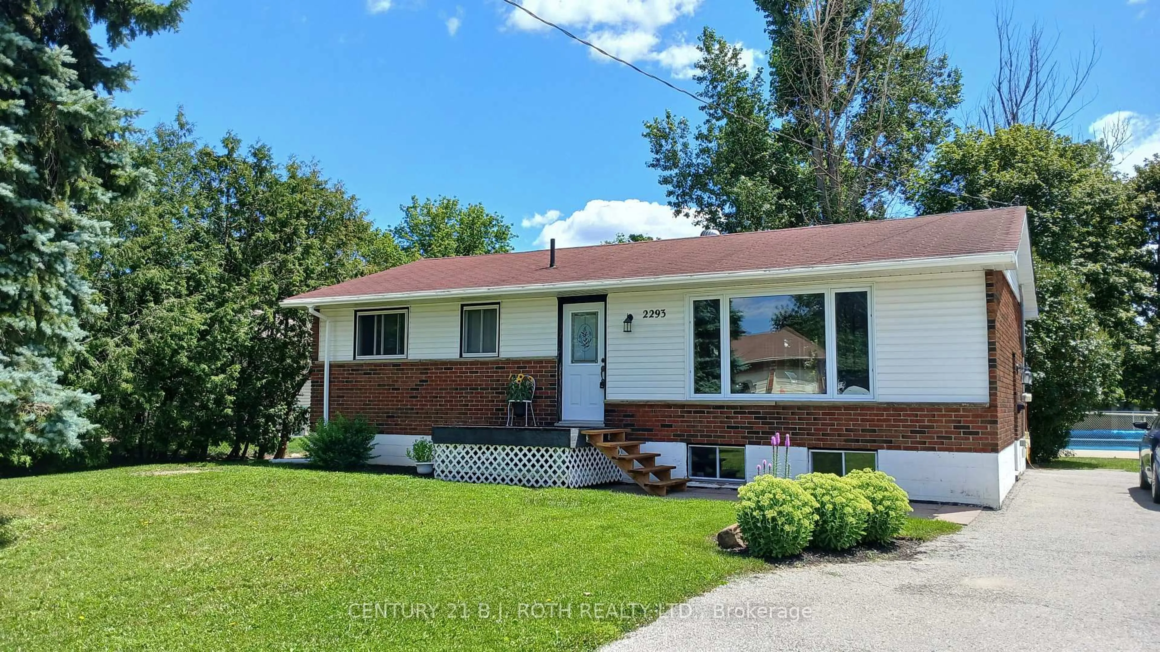 Home with vinyl exterior material, street for 2293 Victoria St, Innisfil Ontario L9S 1J9