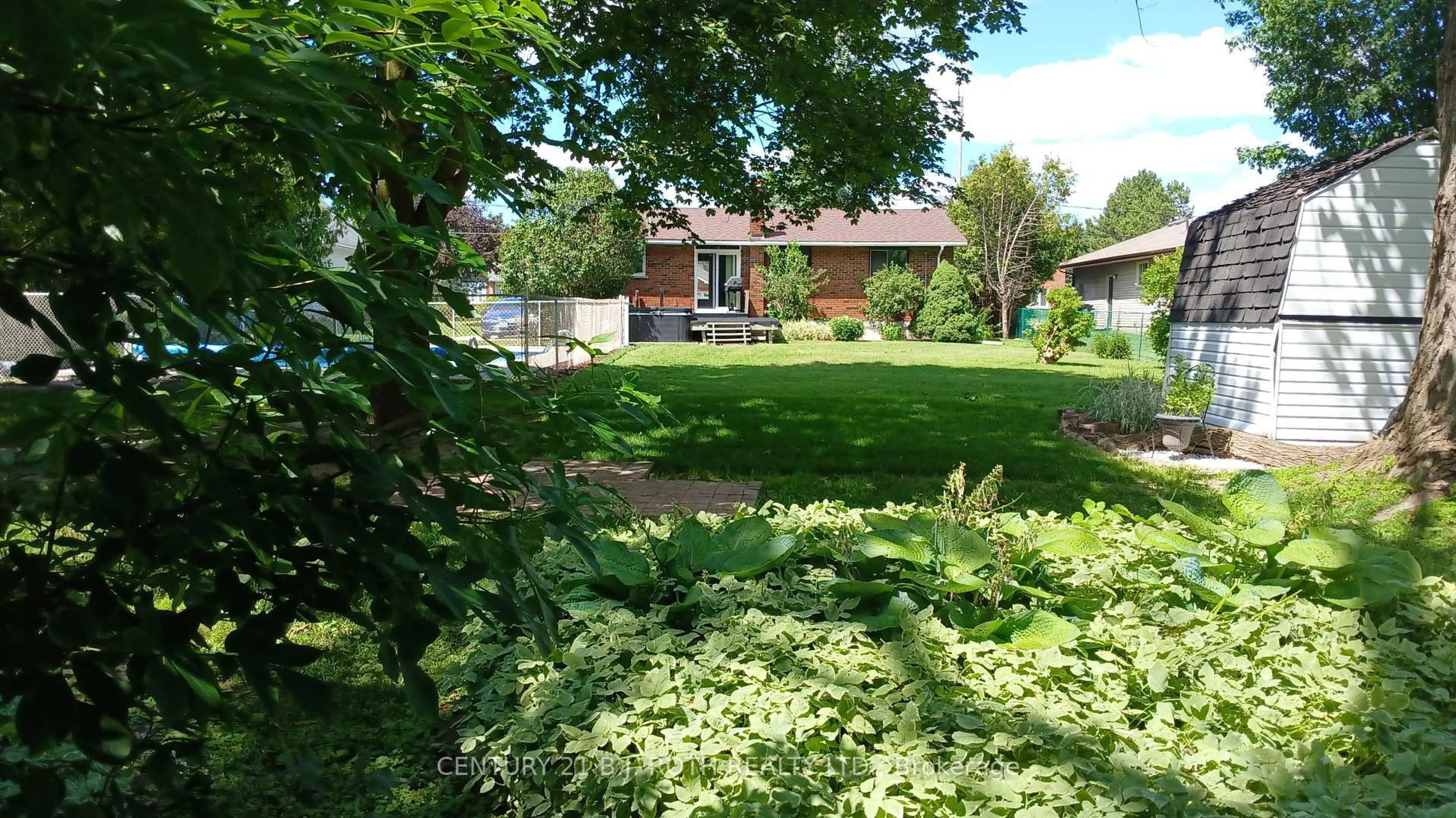 A pic from outside/outdoor area/front of a property/back of a property/a pic from drone, street for 2293 Victoria St, Innisfil Ontario L9S 1J9
