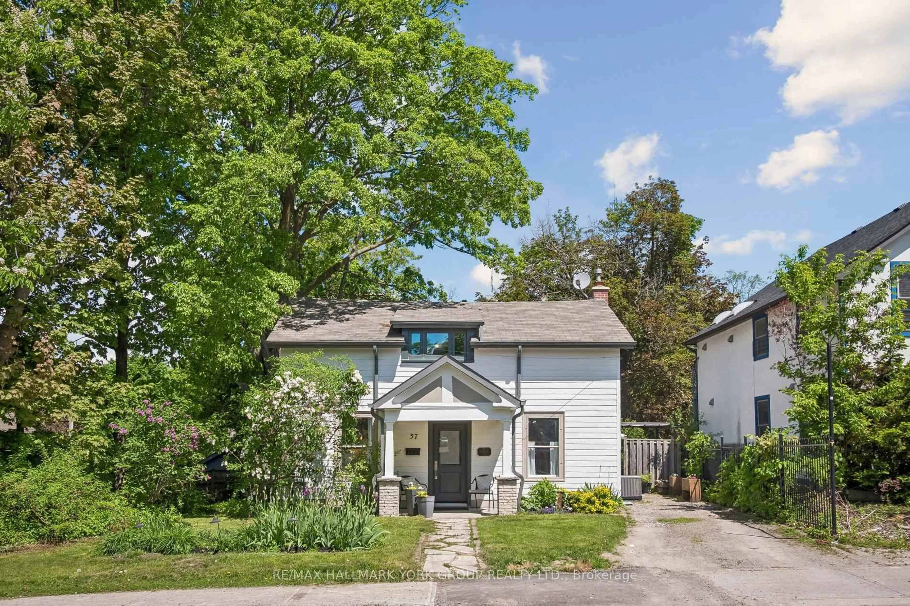 A pic from outside/outdoor area/front of a property/back of a property/a pic from drone, street for 37 Arnold Cres, Richmond Hill Ontario L4C 3R6