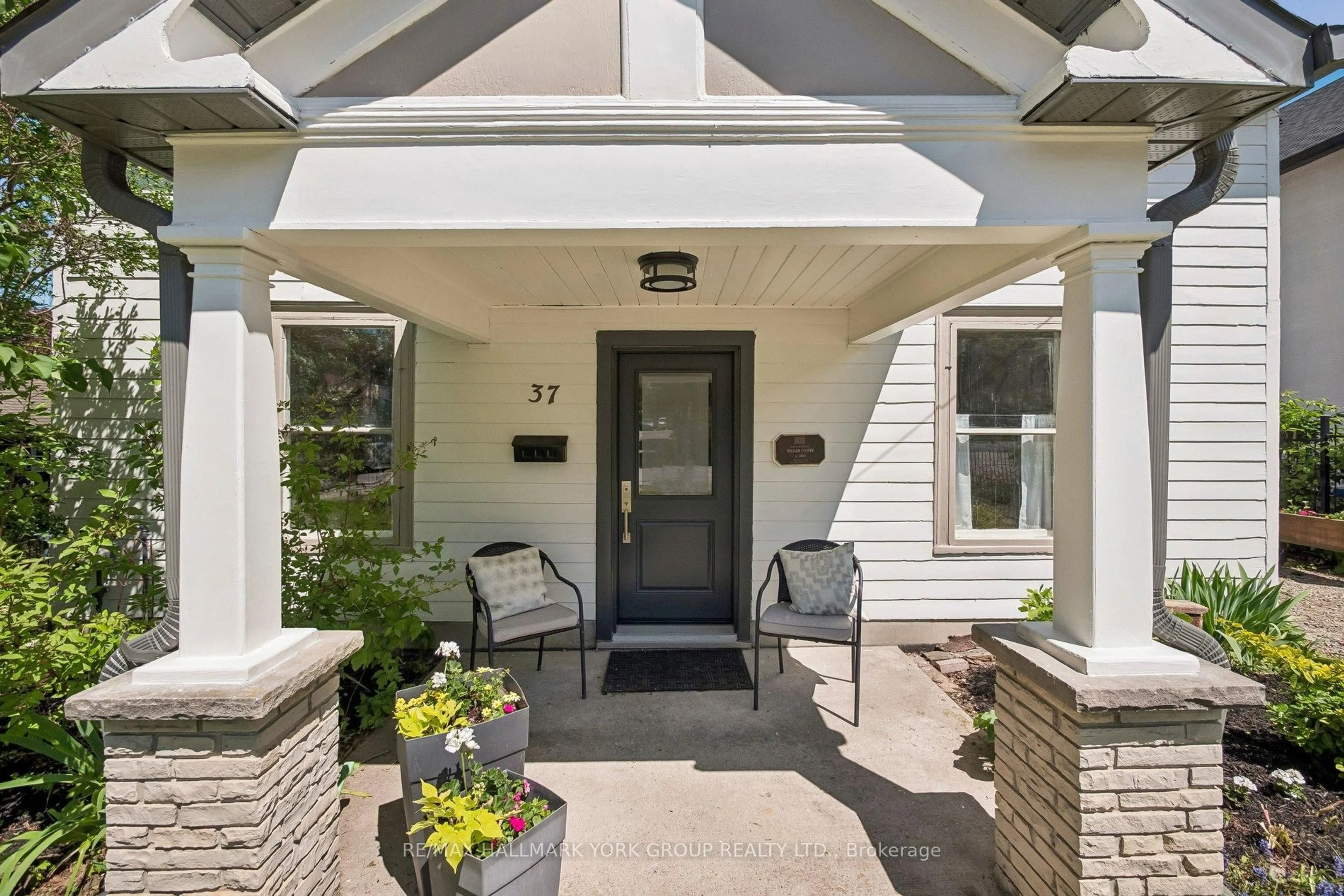 Indoor entryway for 37 Arnold Cres, Richmond Hill Ontario L4C 3R6