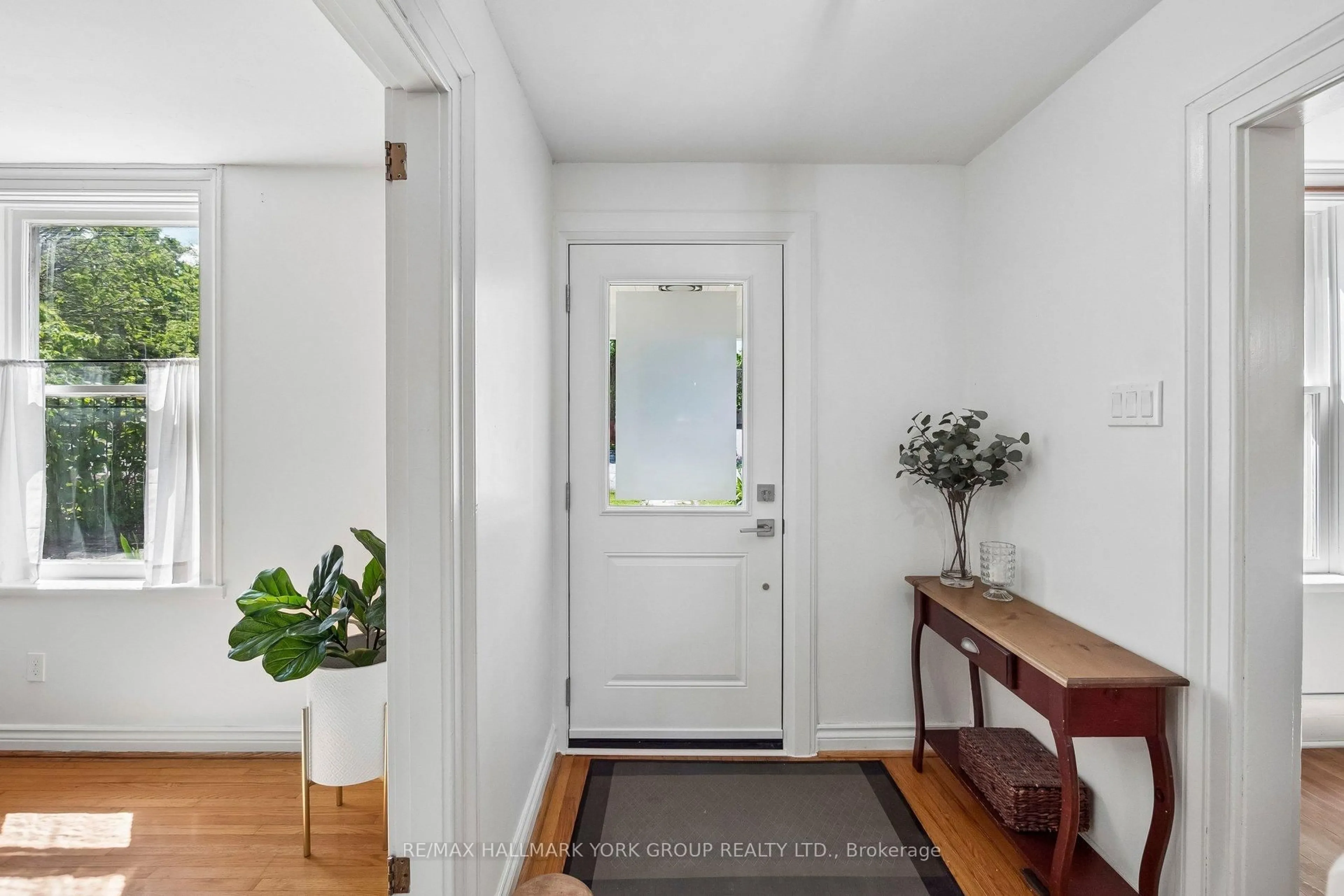 Indoor entryway for 37 Arnold Cres, Richmond Hill Ontario L4C 3R6