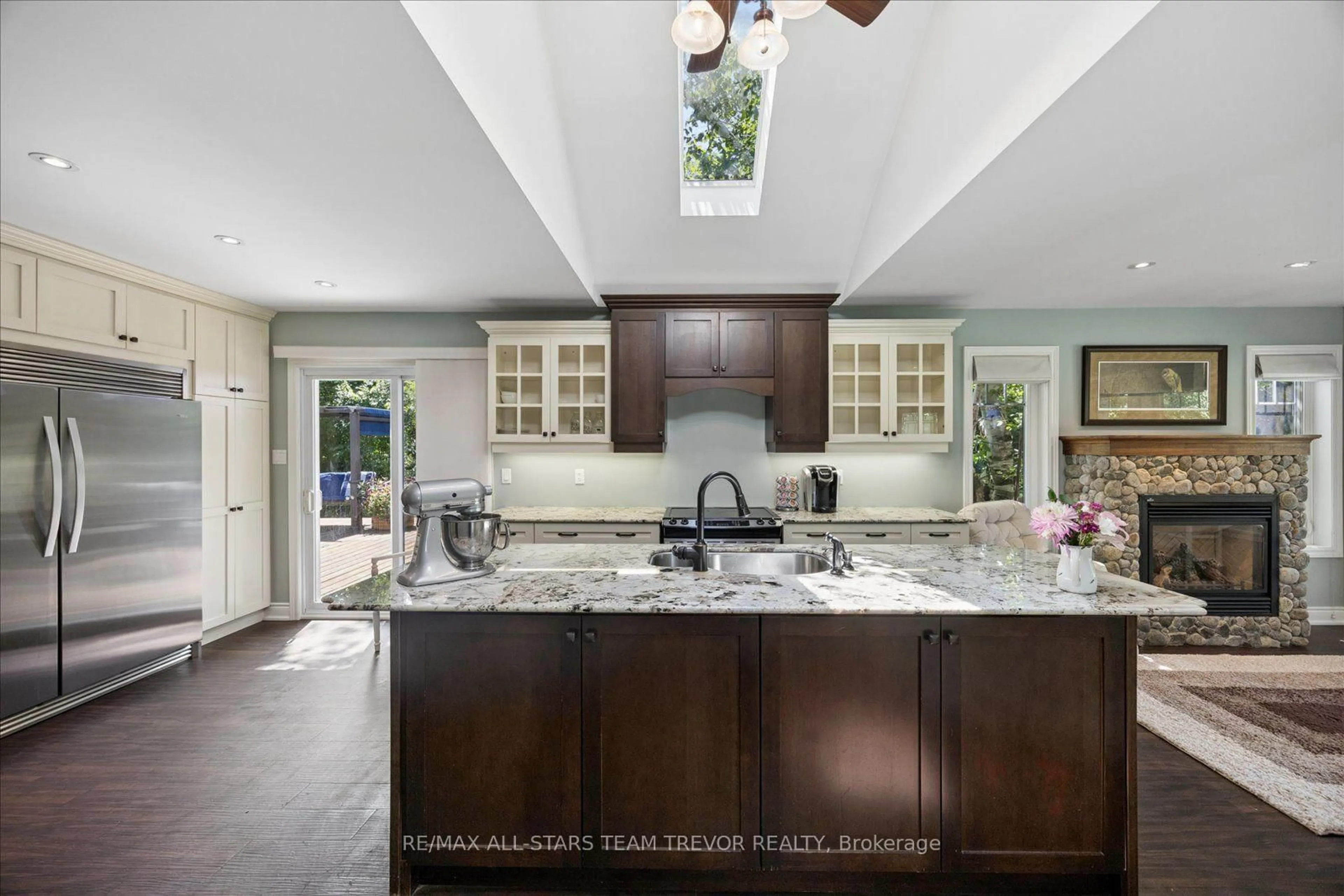 Open concept kitchen, ceramic/tile floor for 33 Kelenna Dr, Georgina Ontario L0E 1L0