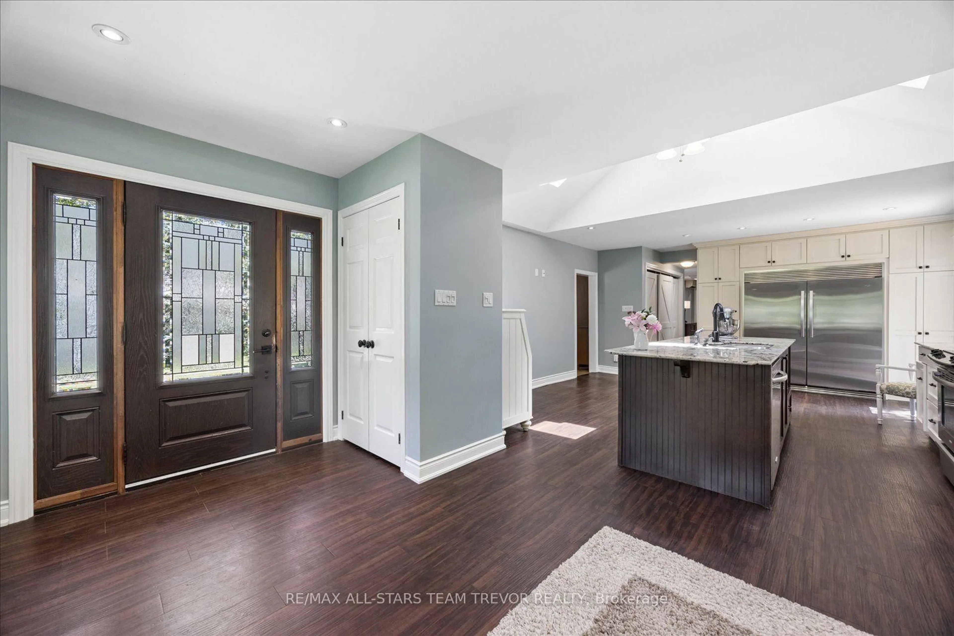 Indoor entryway for 33 Kelenna Dr, Georgina Ontario L0E 1L0
