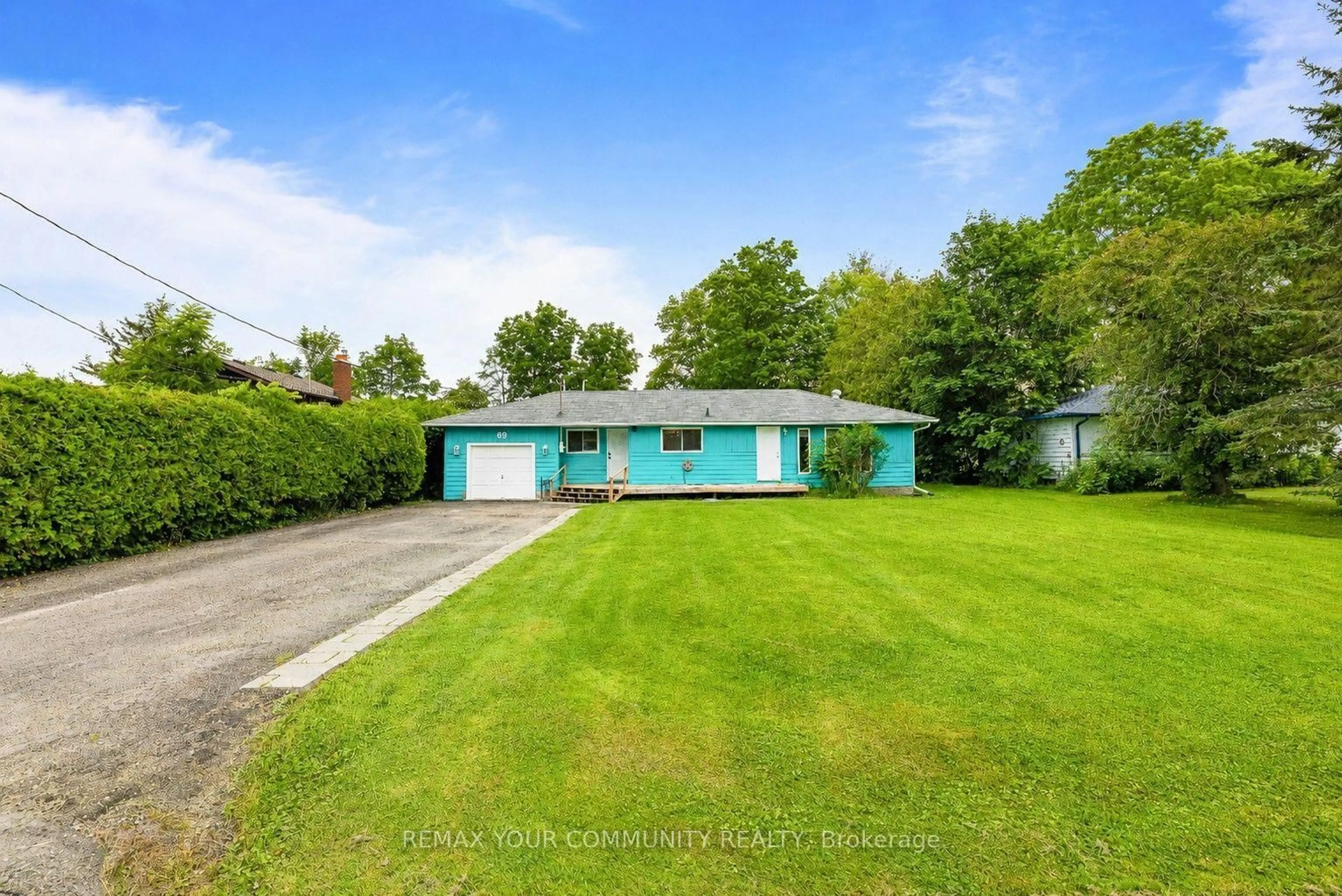 A pic from outside/outdoor area/front of a property/back of a property/a pic from drone, street for 69 Virginia Blvd, Georgina Ontario L0E 1R0