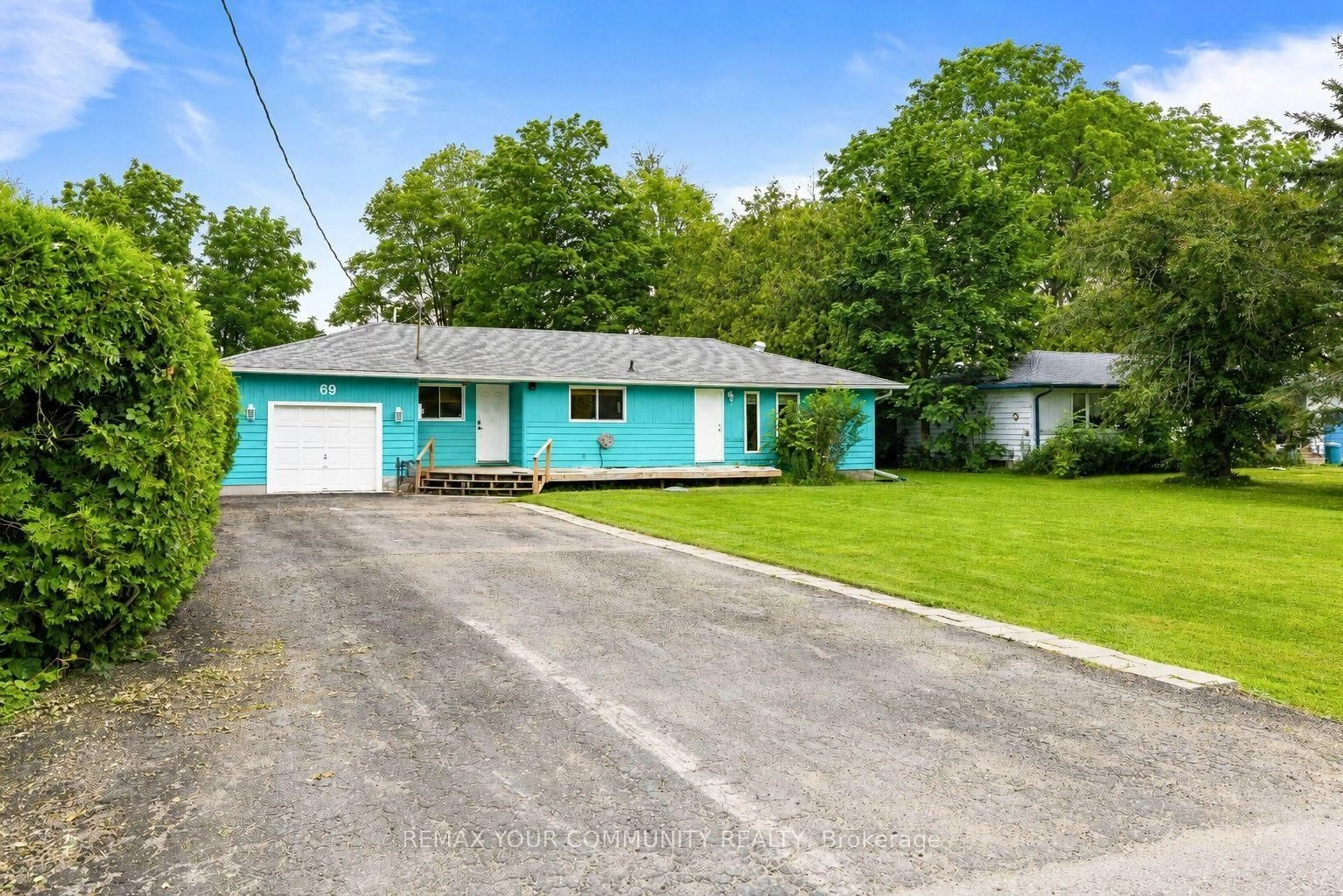 A pic from outside/outdoor area/front of a property/back of a property/a pic from drone, street for 69 Virginia Blvd, Georgina Ontario L0E 1R0