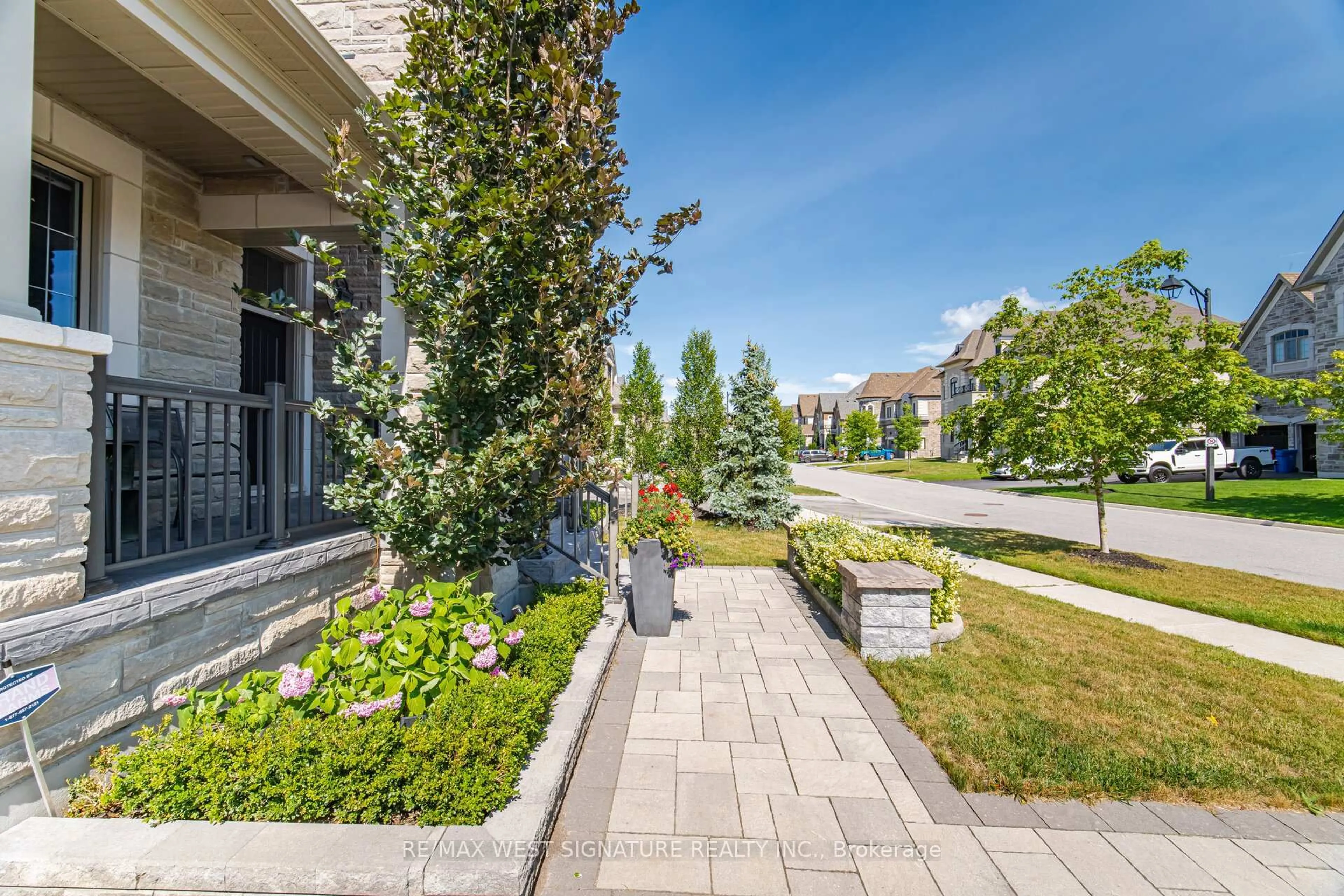 Patio, street for 56 Sir Henry Crt, King Ontario L7B 0P5