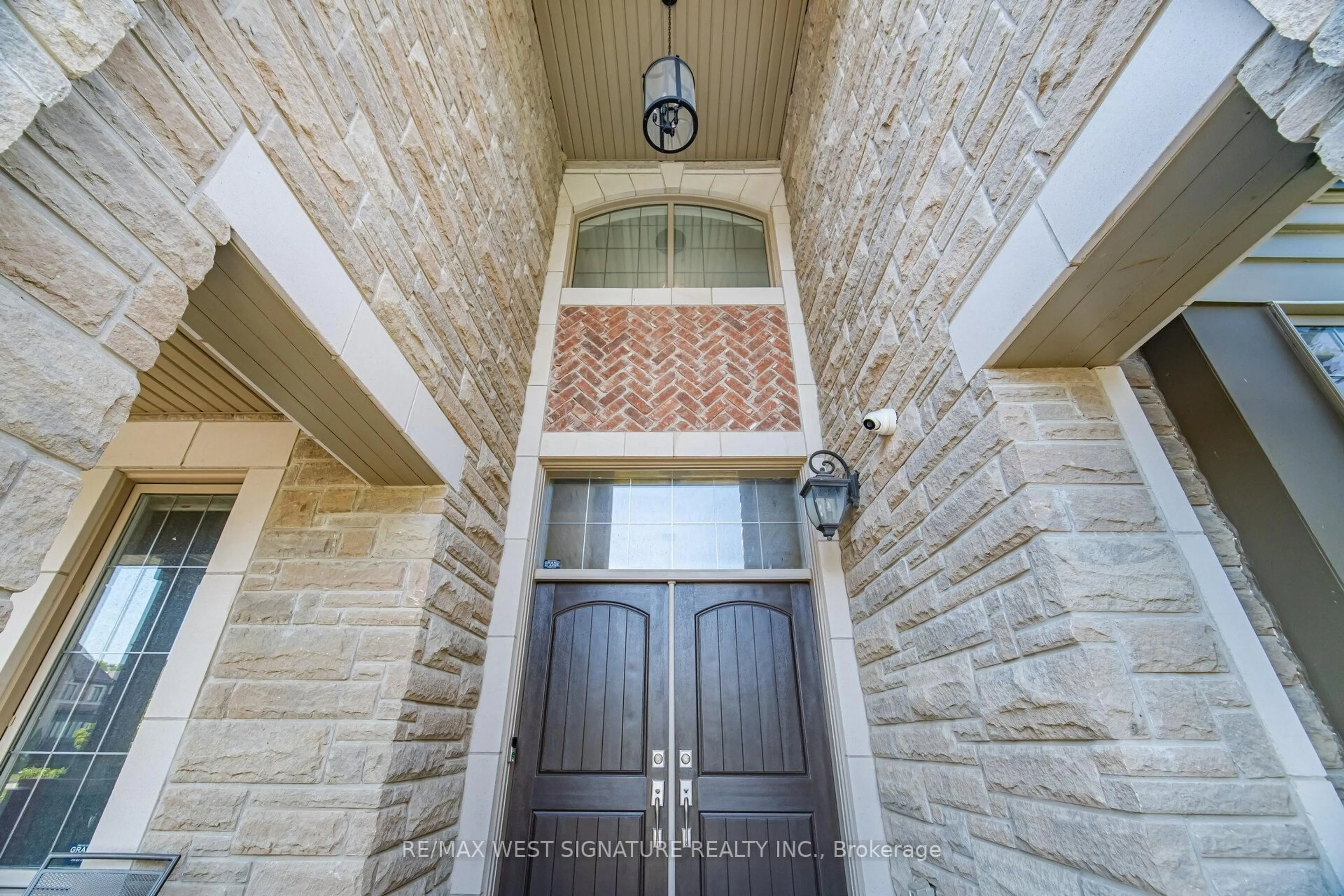 Indoor entryway for 56 Sir Henry Crt, King Ontario L7B 0P5