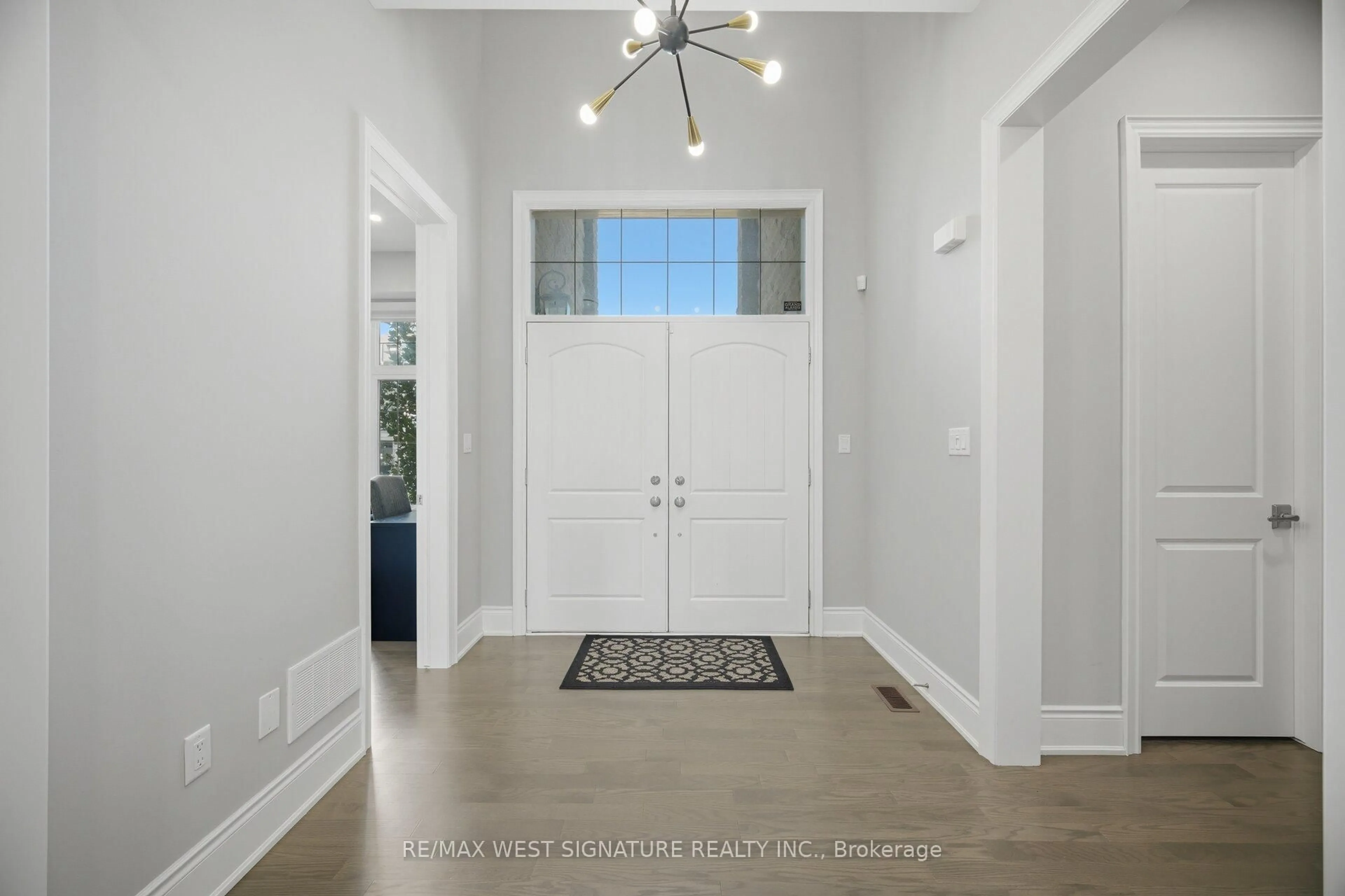 Indoor entryway for 56 Sir Henry Crt, King Ontario L7B 0P5