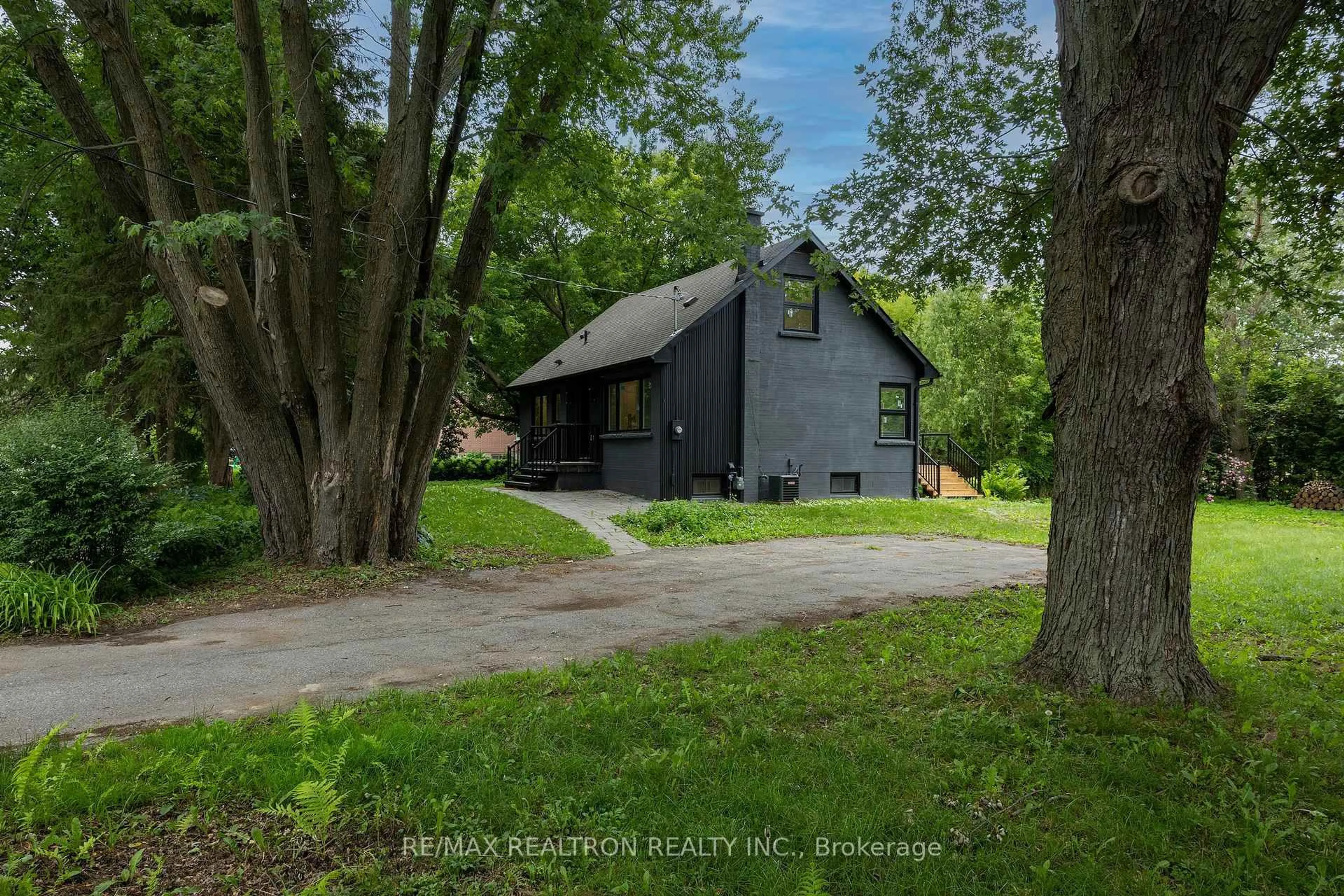 A pic from outside/outdoor area/front of a property/back of a property/a pic from drone, street for 30 Morton Ave, East Gwillimbury Ontario L0G 1V0