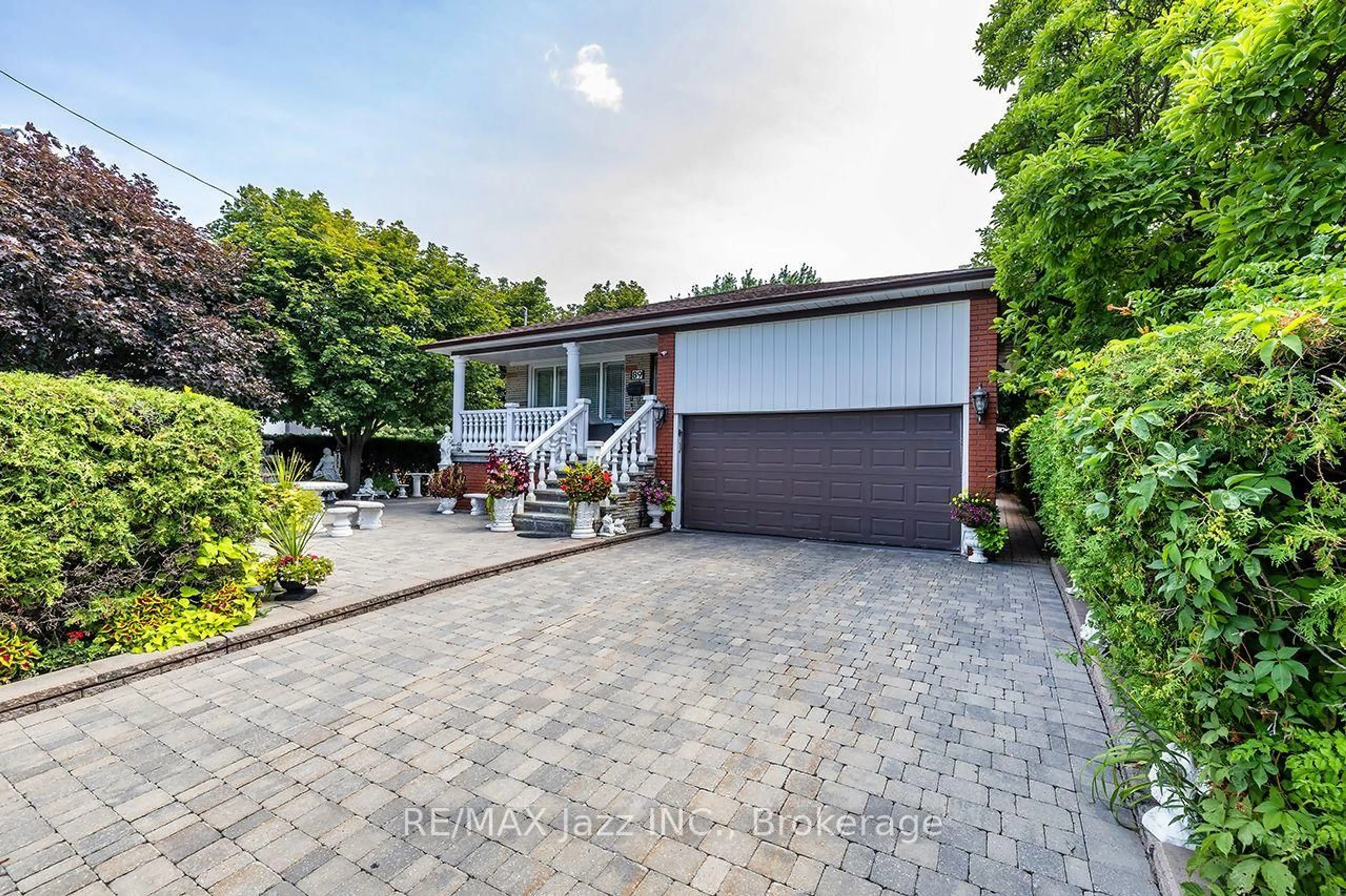 A pic from outside/outdoor area/front of a property/back of a property/a pic from drone, street for 89 Crestwood Rd, Vaughan Ontario L4J 1A7