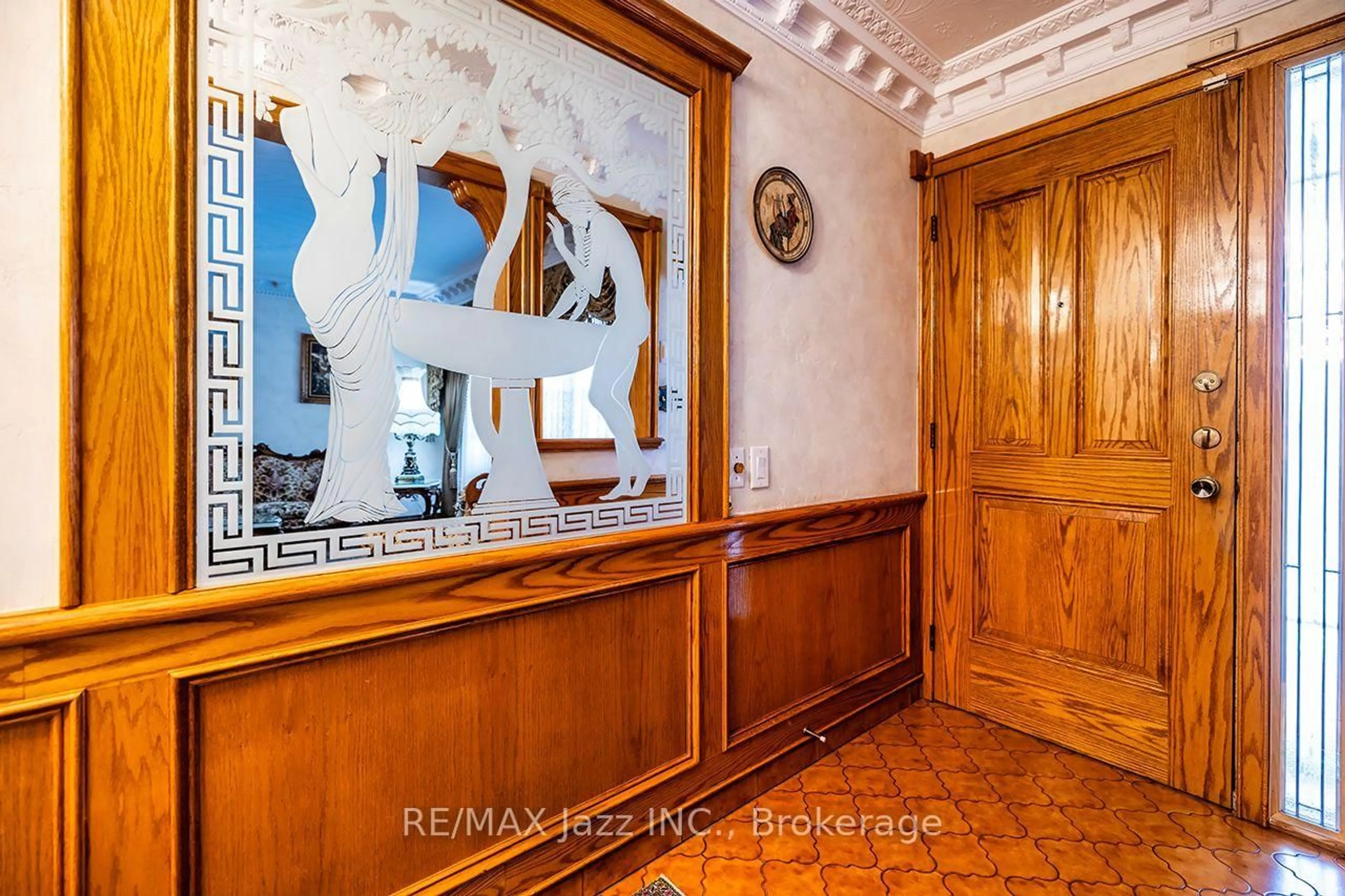Indoor foyer for 89 Crestwood Rd, Vaughan Ontario L4J 1A7