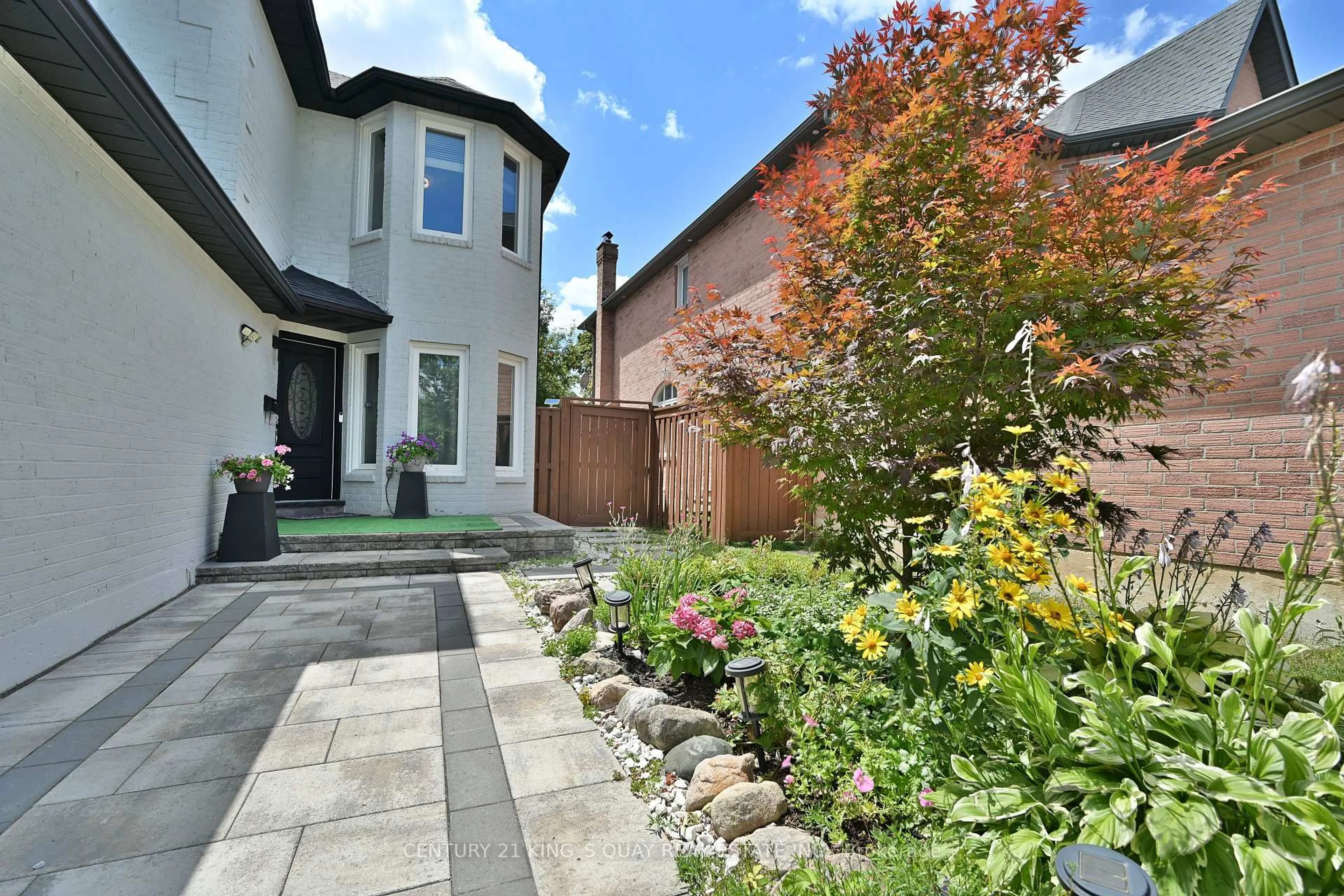 Patio, street for 8 Major Elliot Crt, Markham Ontario L3R 9C3