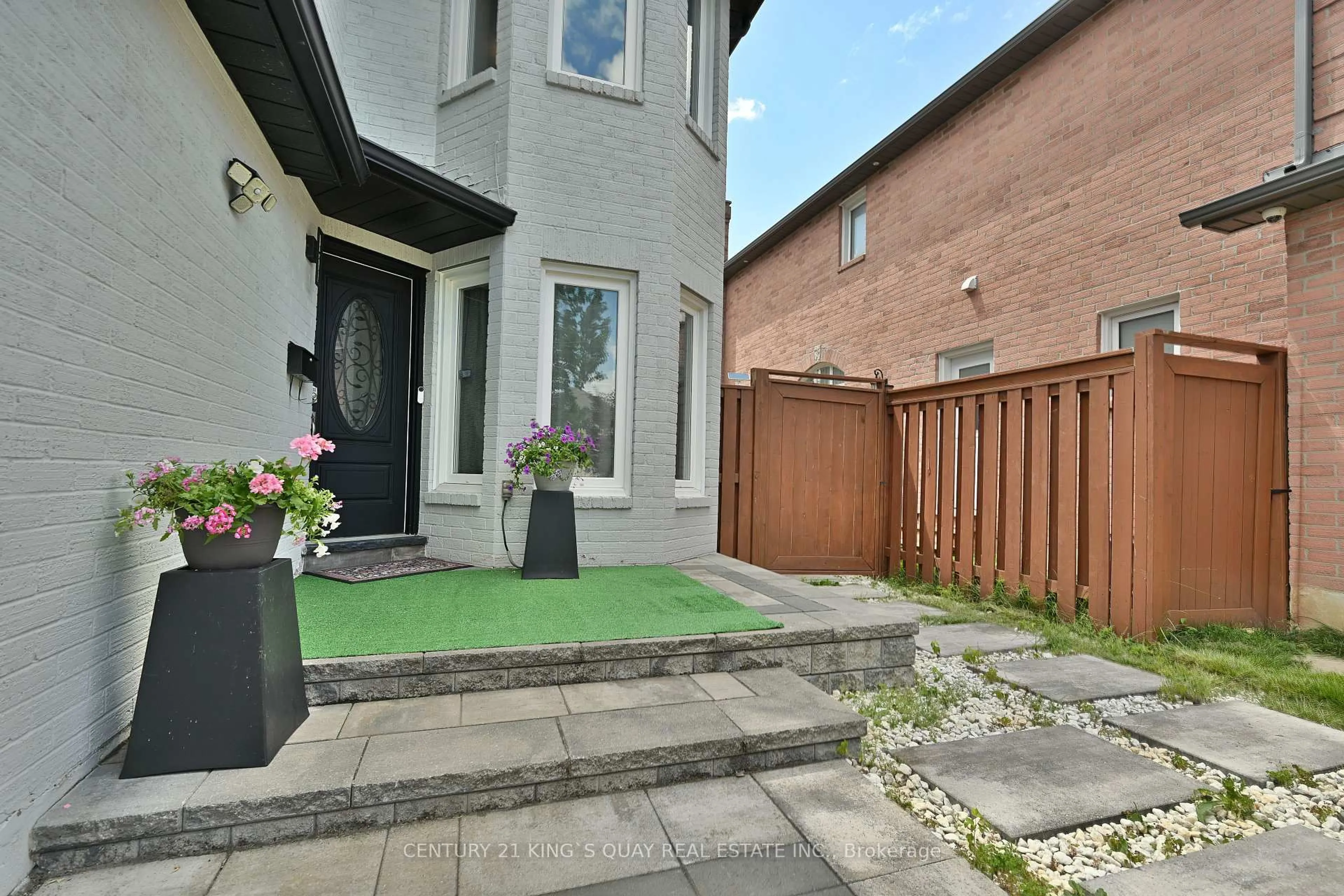 Patio, street for 8 Major Elliot Crt, Markham Ontario L3R 9C3