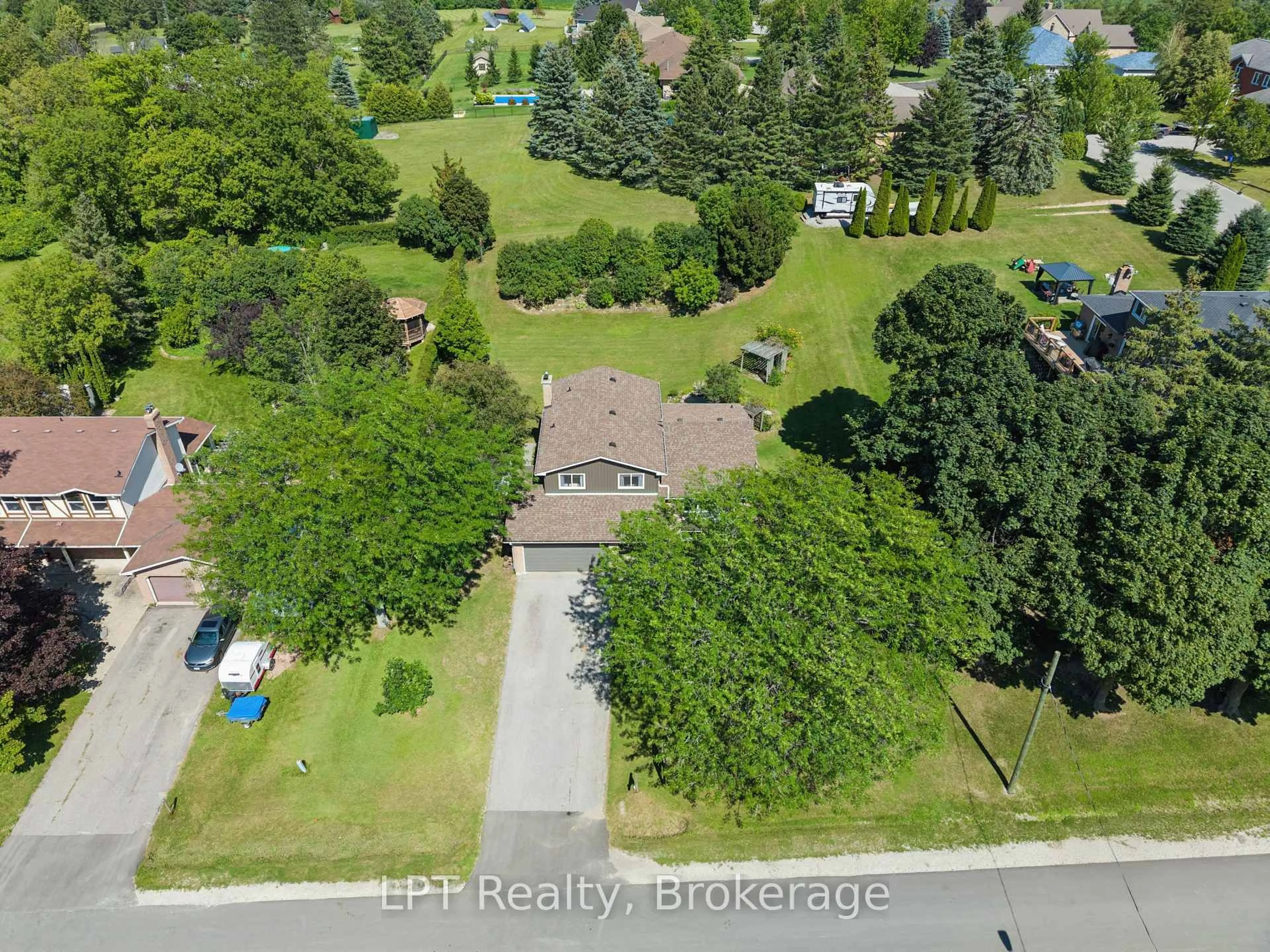 A pic from outside/outdoor area/front of a property/back of a property/a pic from drone, unknown for 34 Oxtoby Lane, Uxbridge Ontario L0C 1C0