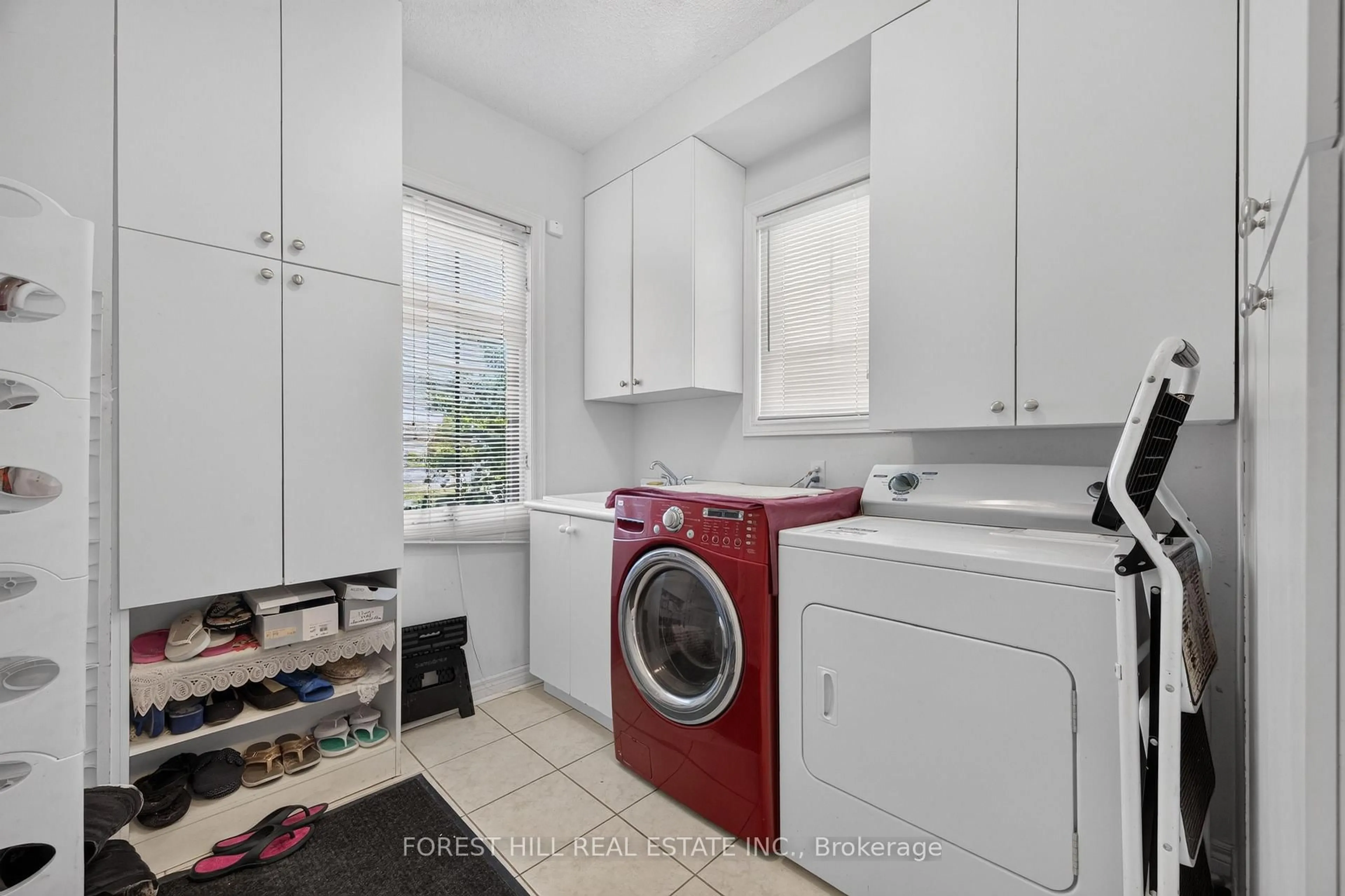 Laundry room for 2 Ludford Dr, Richmond Hill Ontario L4B 4H6