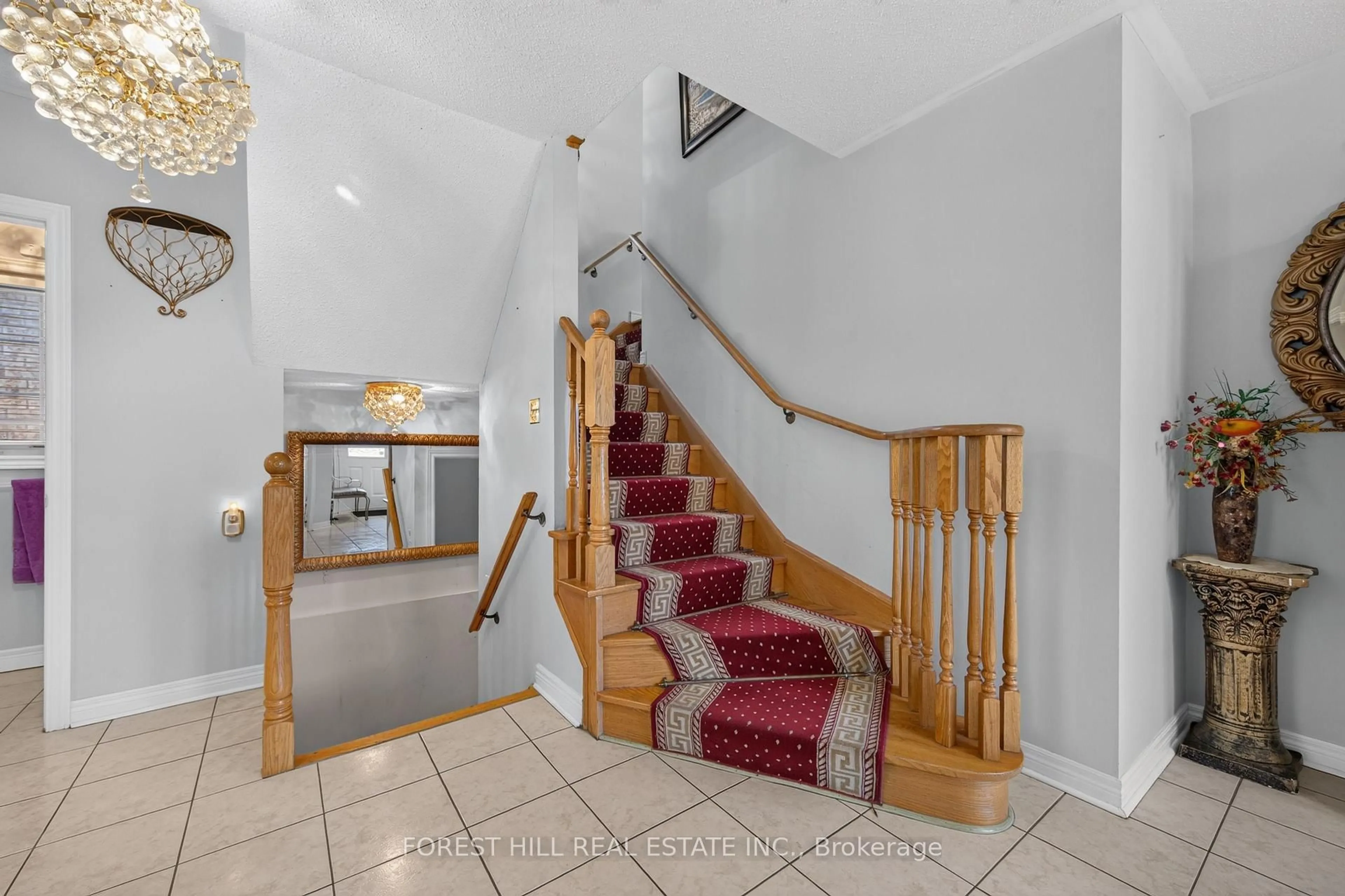 Indoor foyer for 2 Ludford Dr, Richmond Hill Ontario L4B 4H6