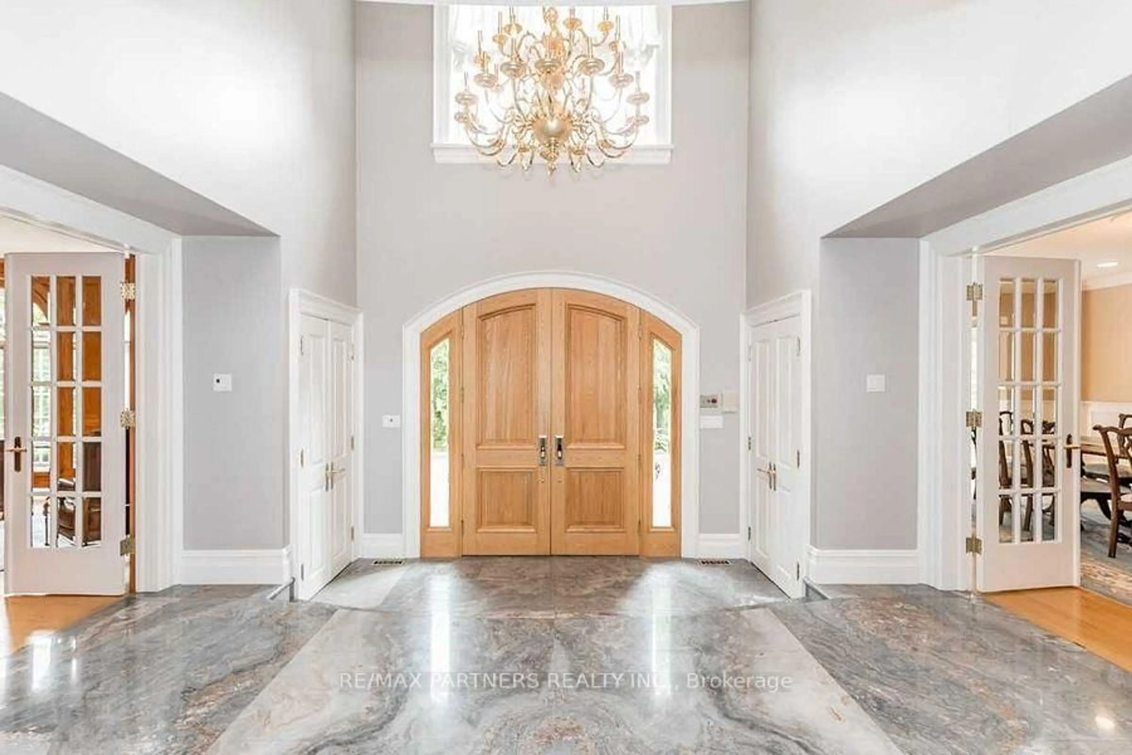 Indoor entryway for 11 Jarvis Ave, Aurora Ontario L4G 6W8