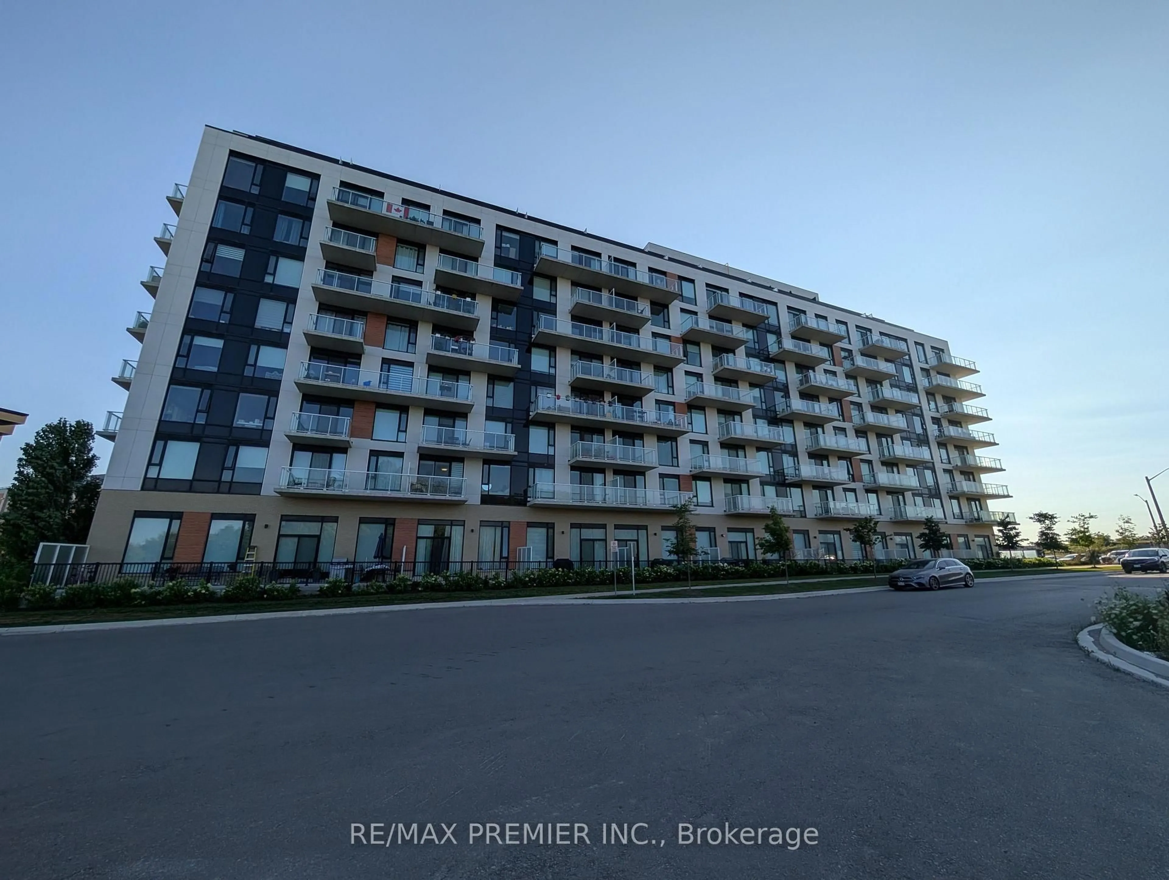 A pic from outside/outdoor area/front of a property/back of a property/a pic from drone, building for 6 David Eyer Rd #811, Richmond Hill Ontario L4S 0N5