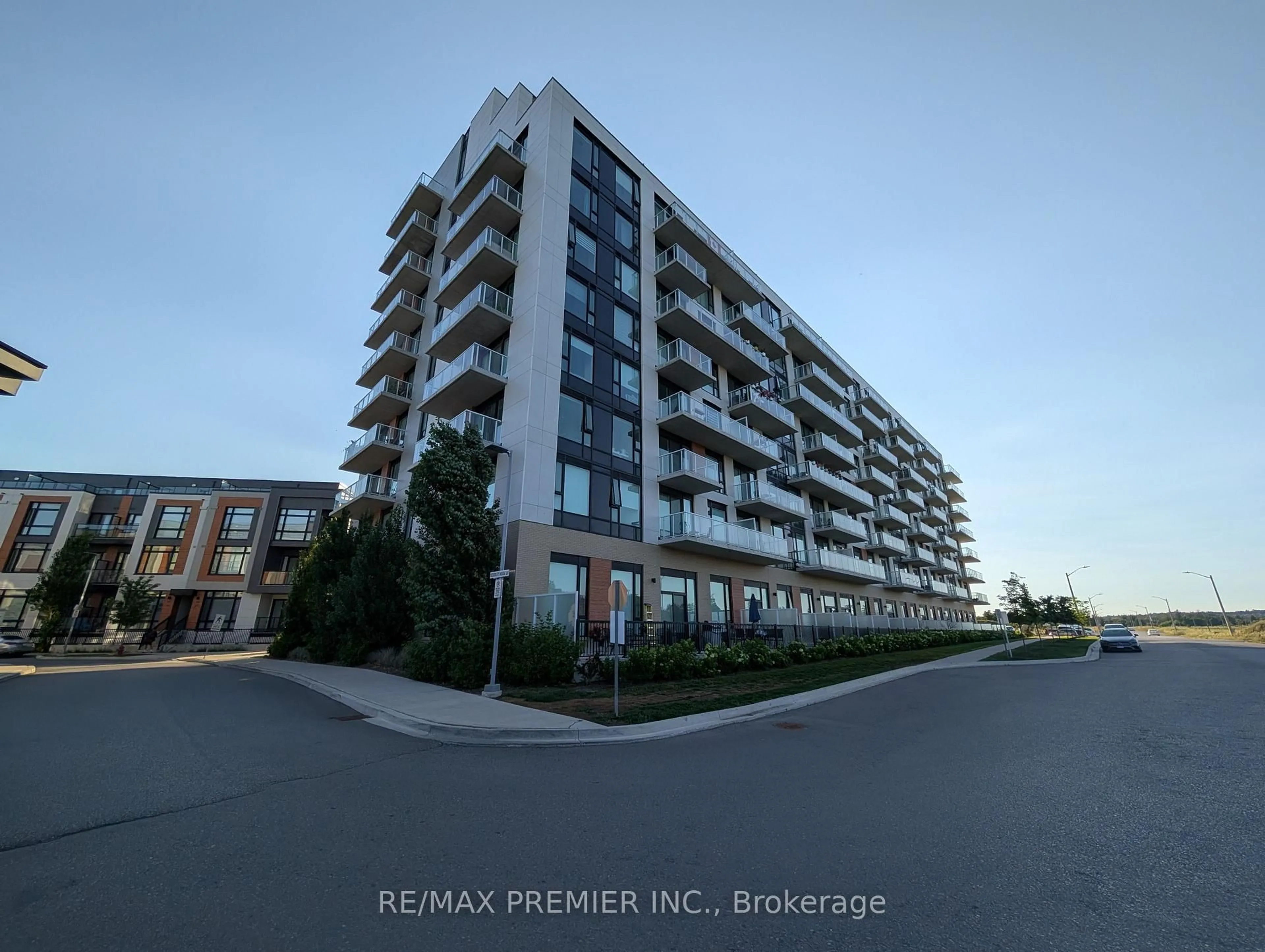 A pic from outside/outdoor area/front of a property/back of a property/a pic from drone, unknown for 6 David Eyer Rd #811, Richmond Hill Ontario L4S 0N5