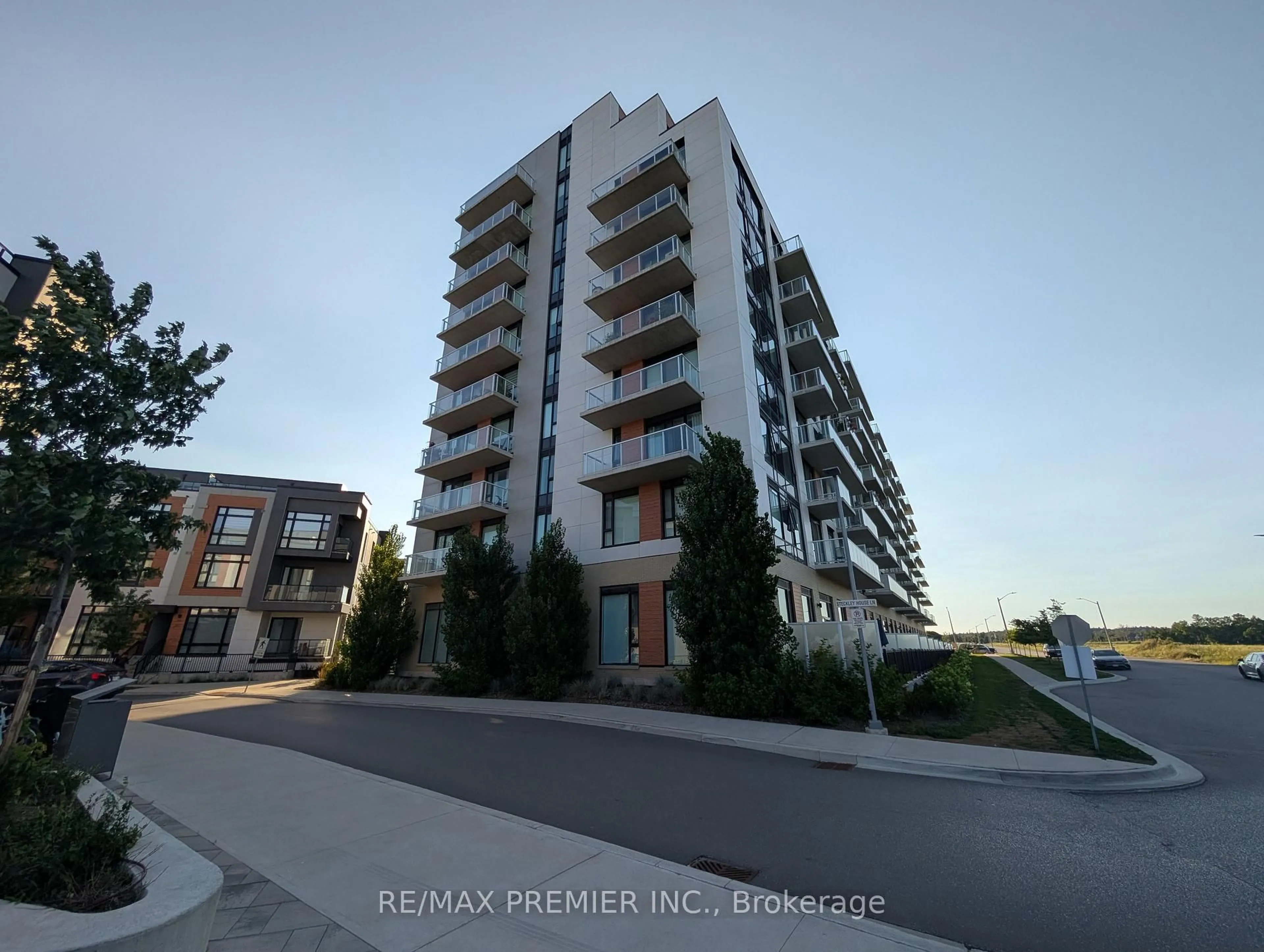 A pic from outside/outdoor area/front of a property/back of a property/a pic from drone, unknown for 6 David Eyer Rd #811, Richmond Hill Ontario L4S 0N5